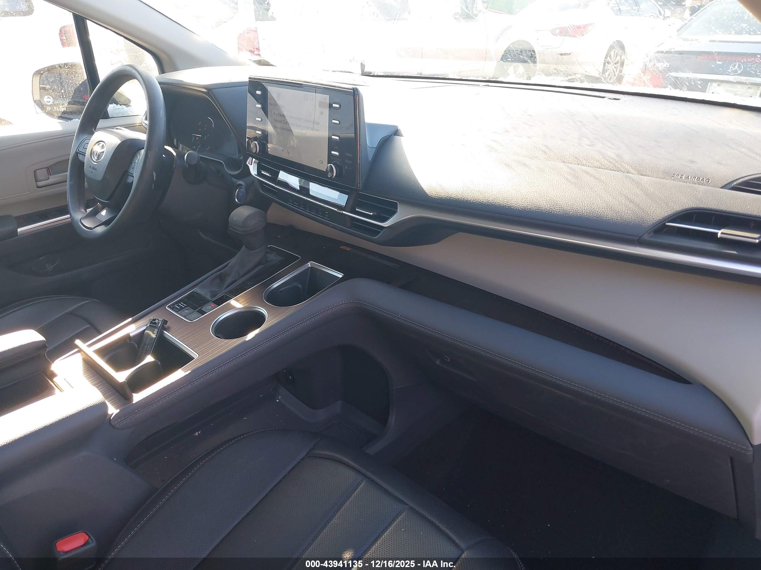 TOYOTA SIENNA image 5