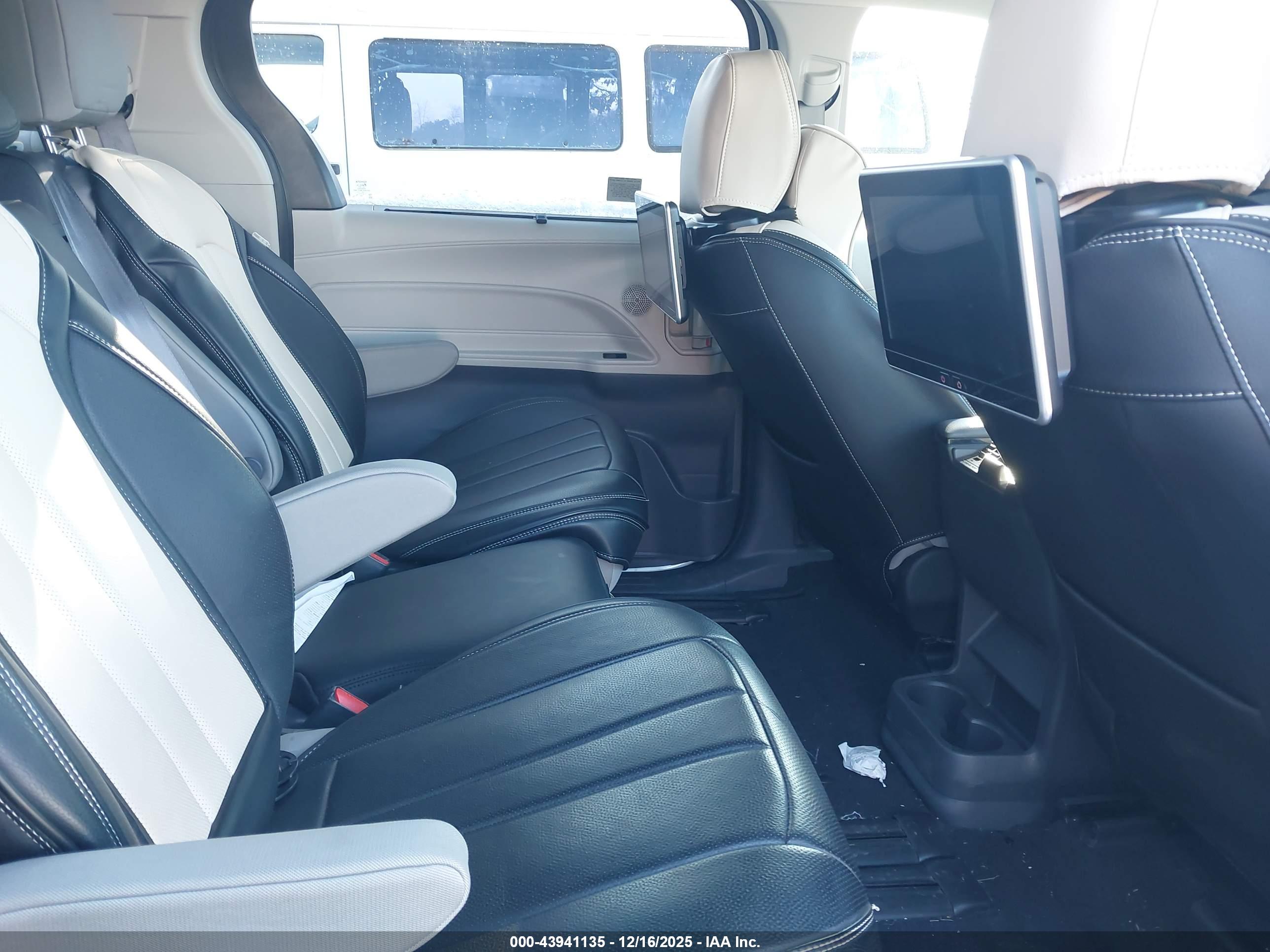 TOYOTA SIENNA image 8