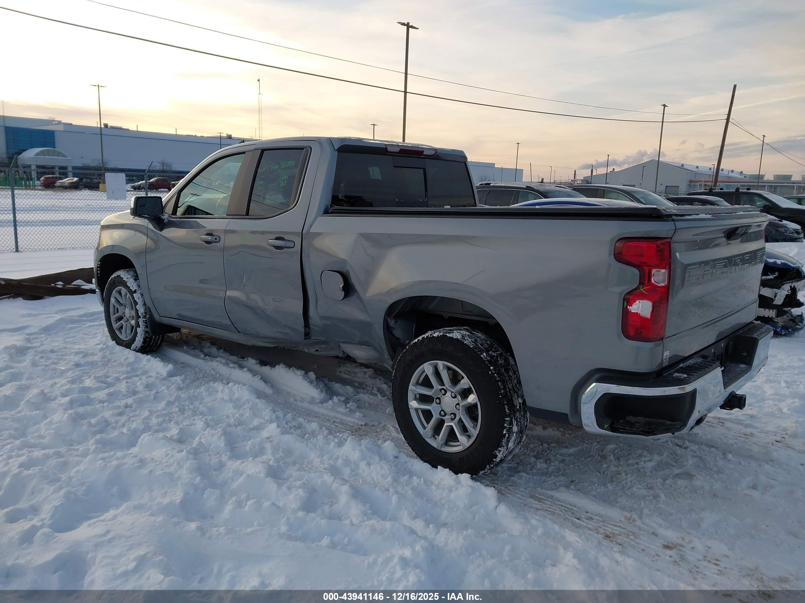 CHEVROLET SILVERADO image 3