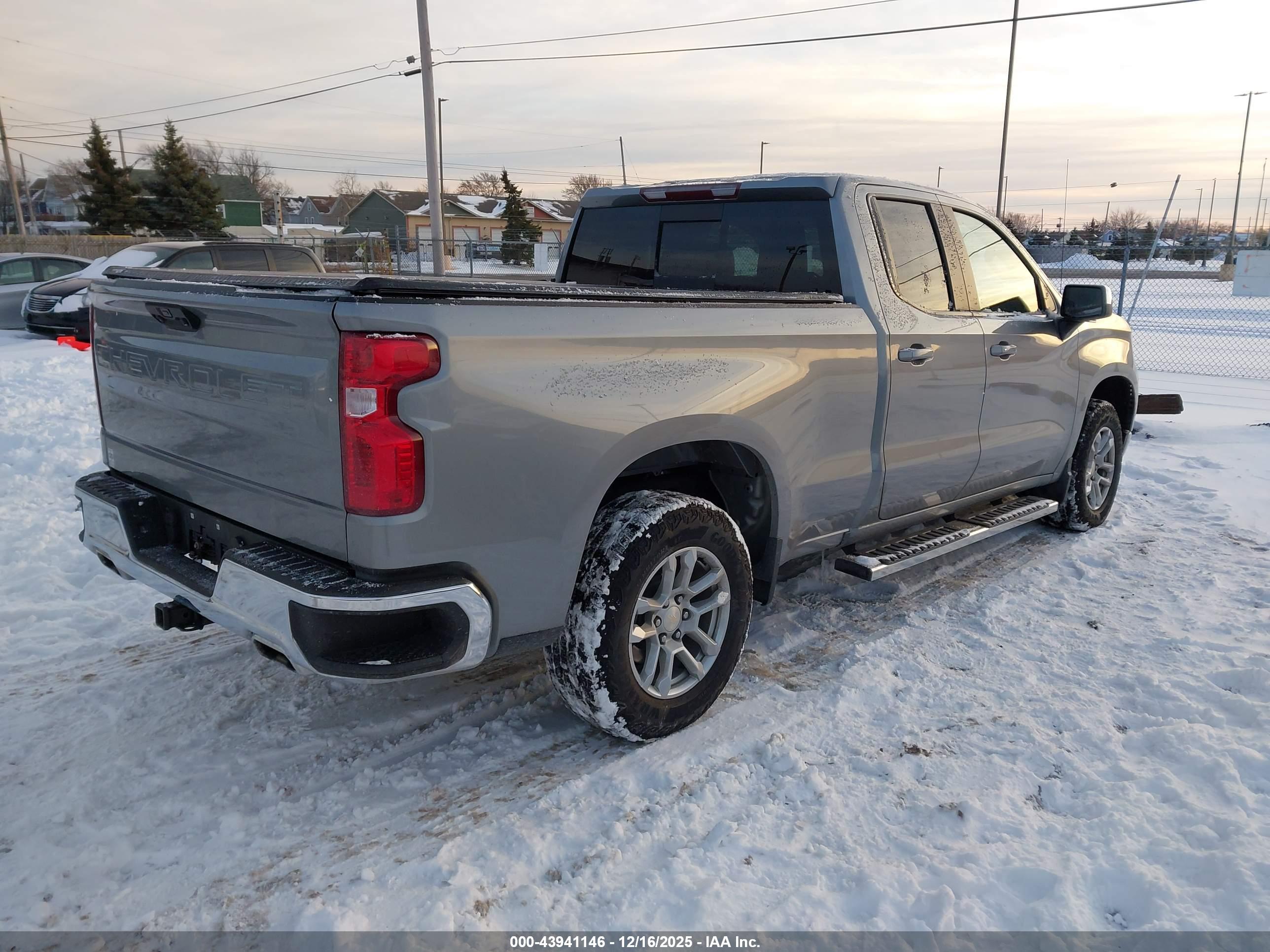 CHEVROLET SILVERADO image 4