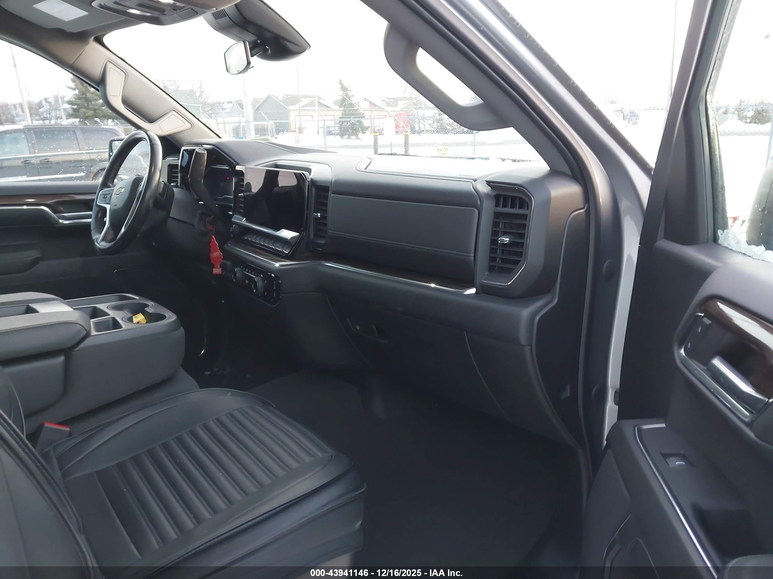 CHEVROLET SILVERADO image 5