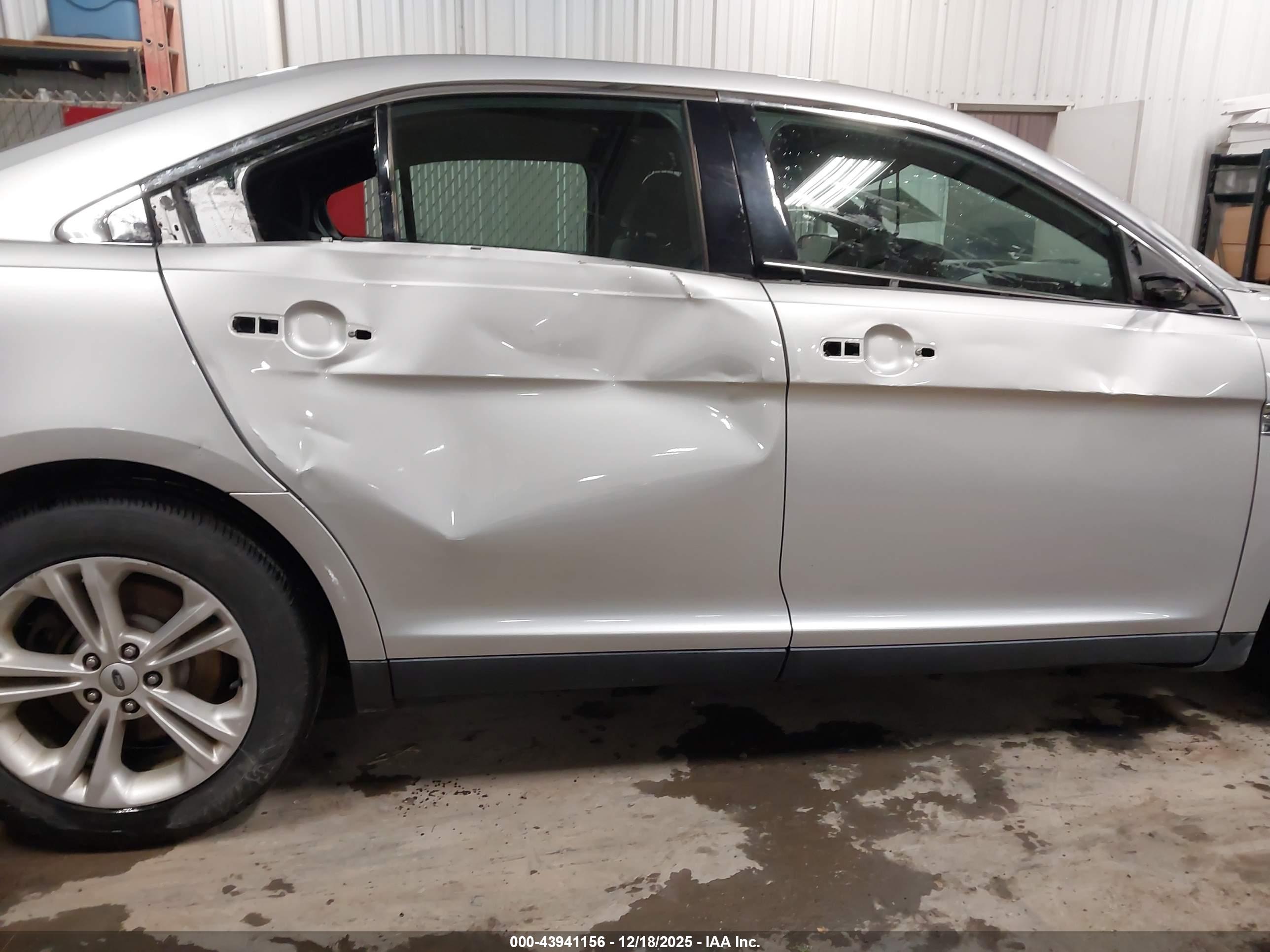 FORD TAURUS image 6