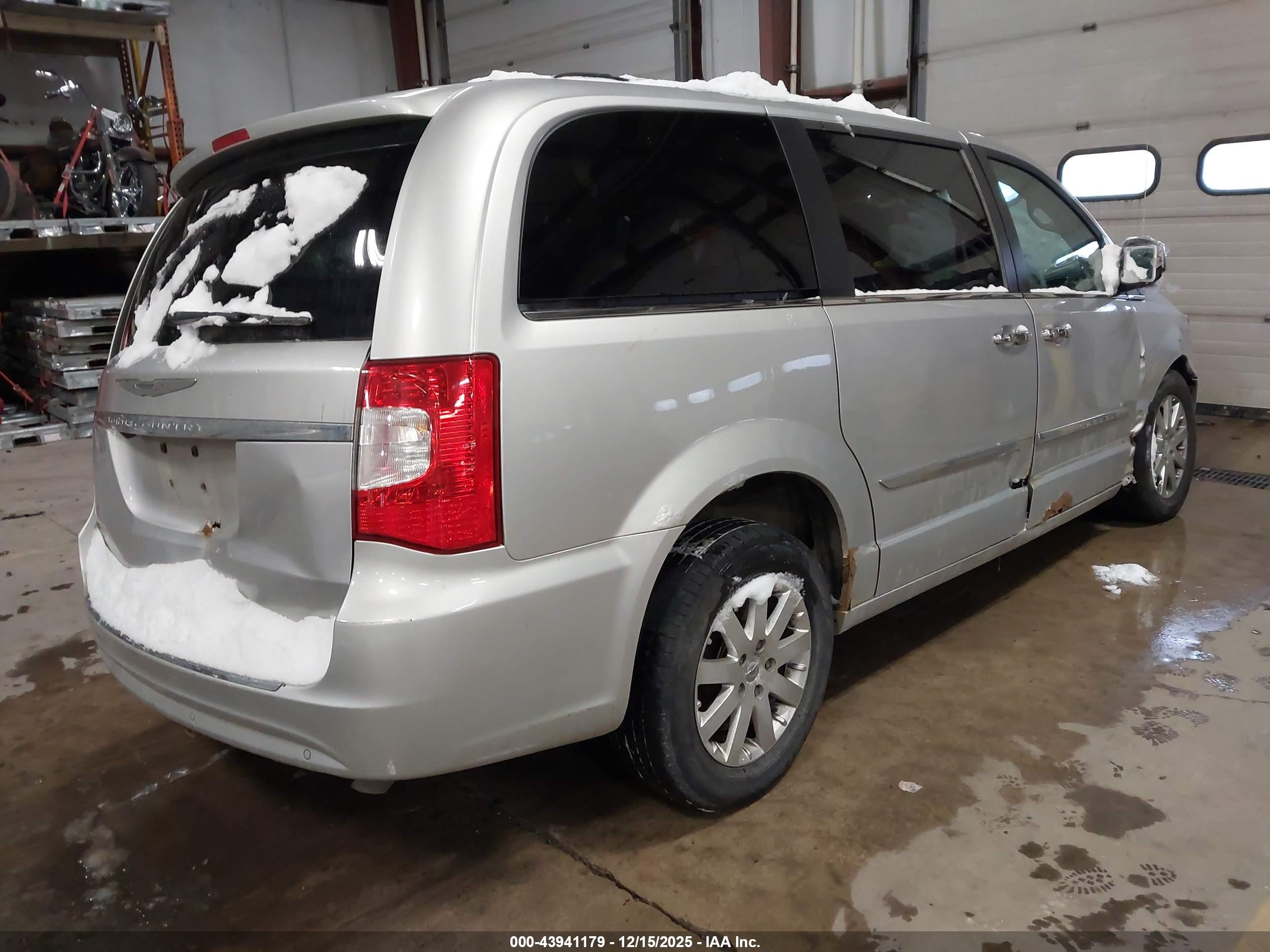 CHRYSLER TOWN image 4