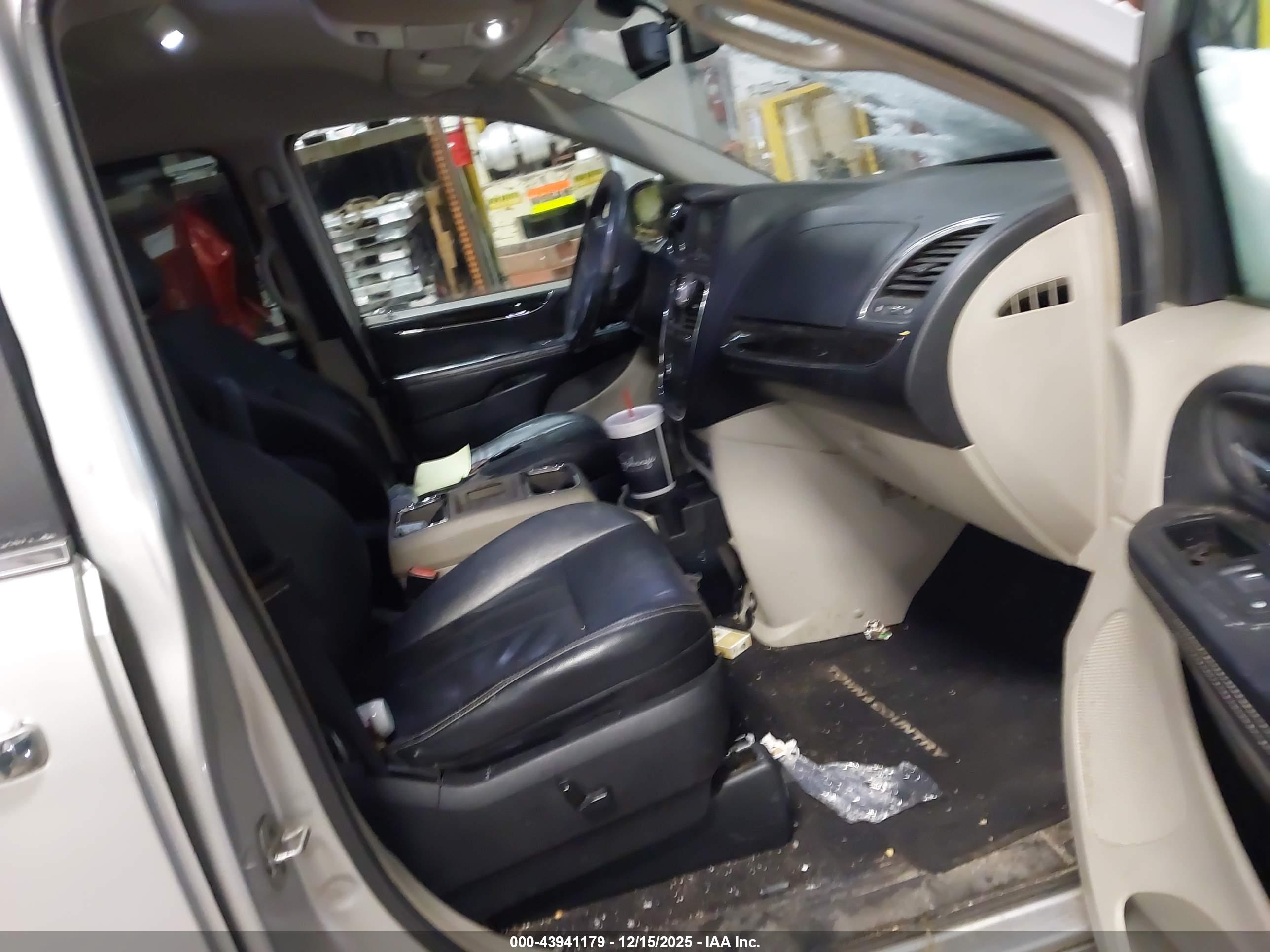 CHRYSLER TOWN image 5