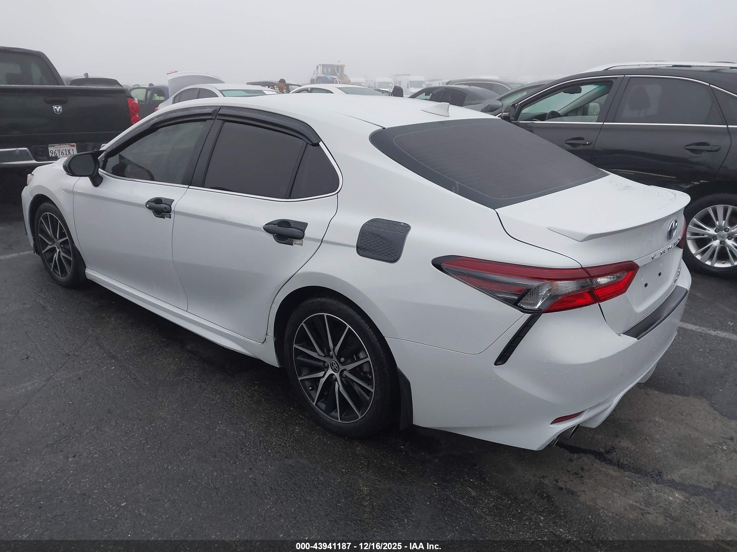 TOYOTA CAMRY image 3