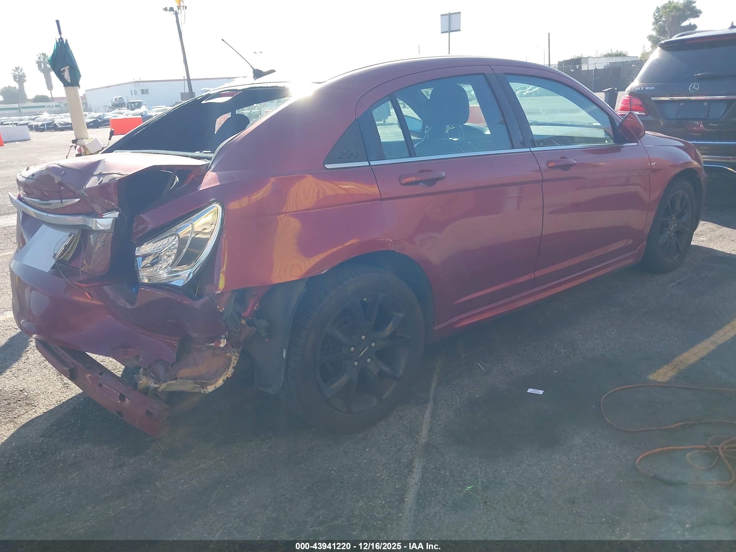 CHRYSLER 200 image 4