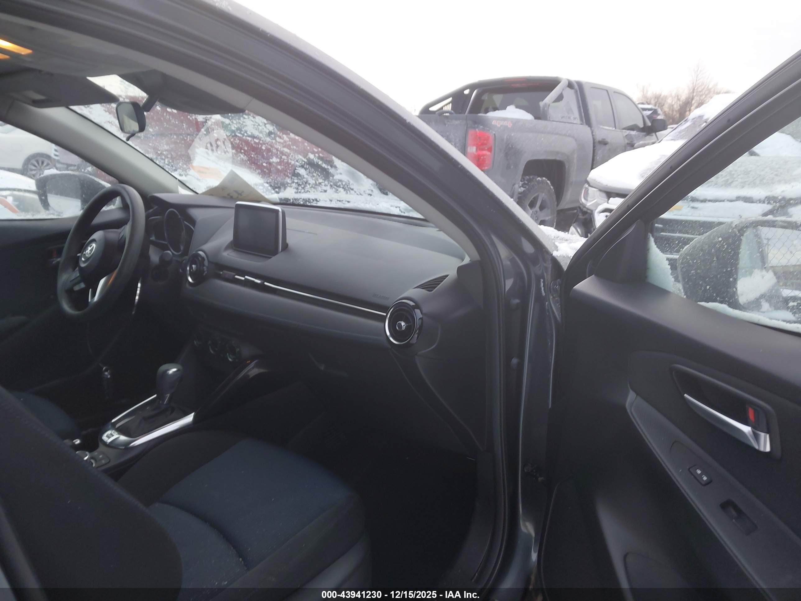 TOYOTA YARIS image 5