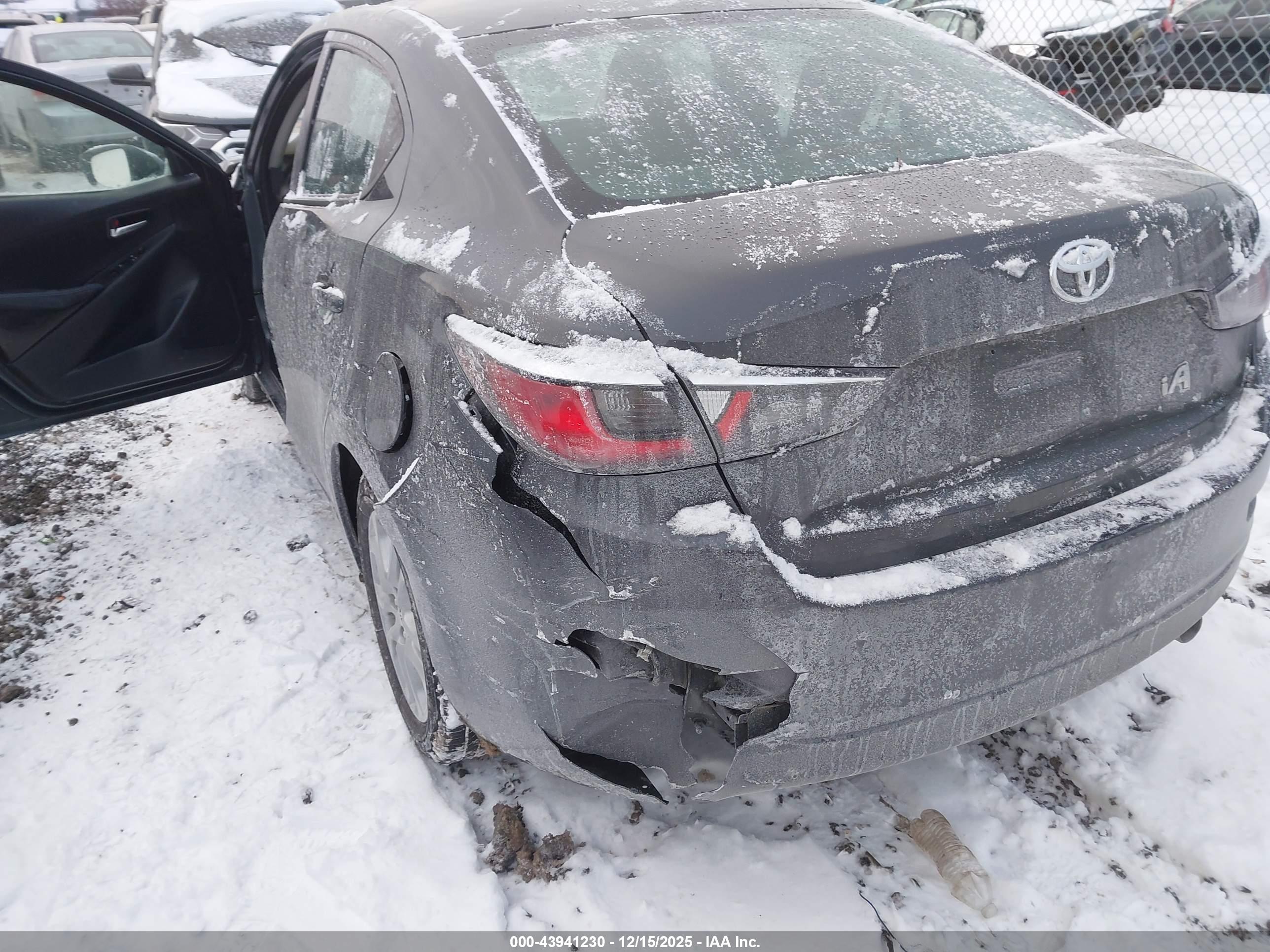 TOYOTA YARIS image 6
