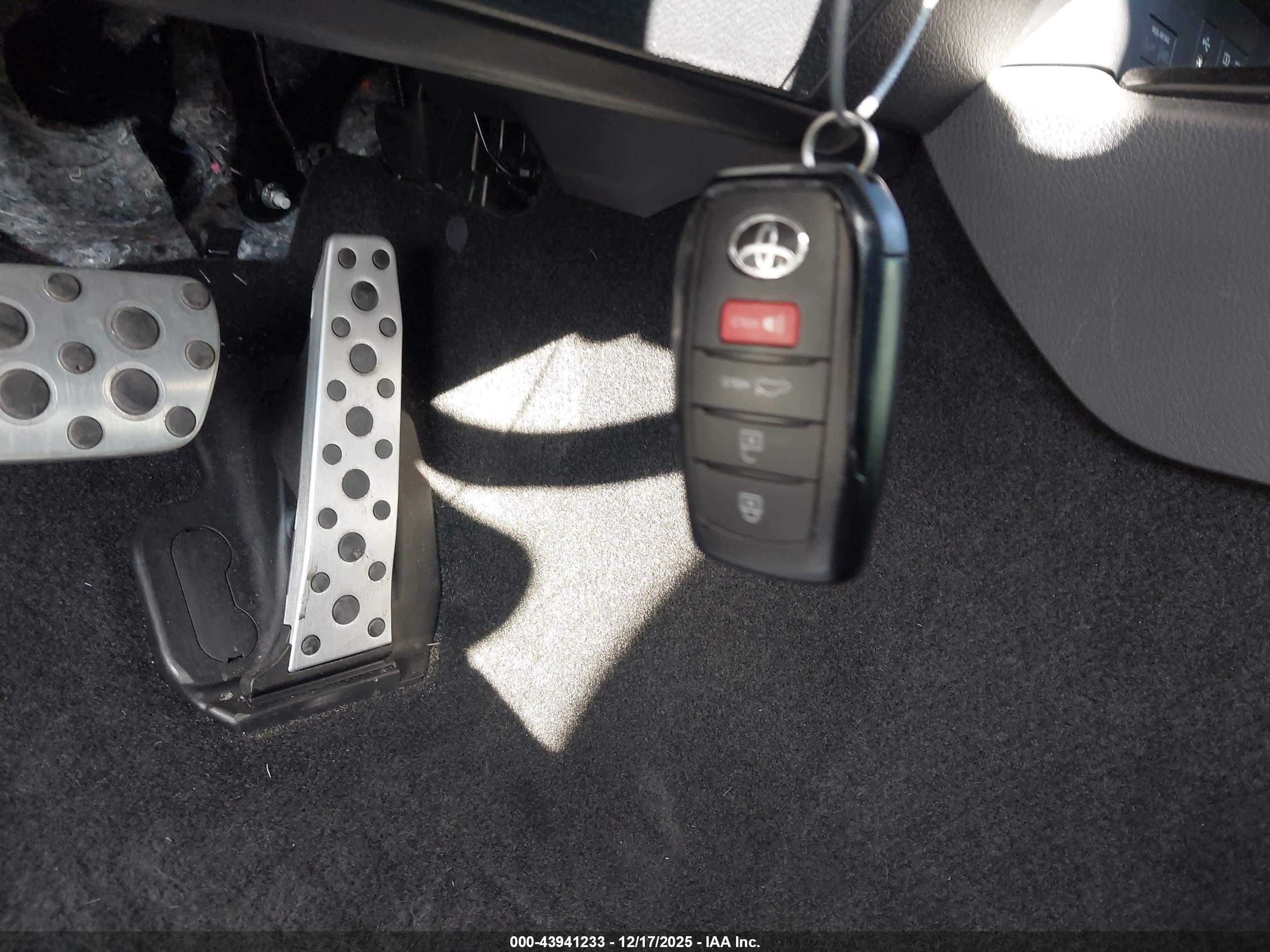 TOYOTA CAMRY image 11