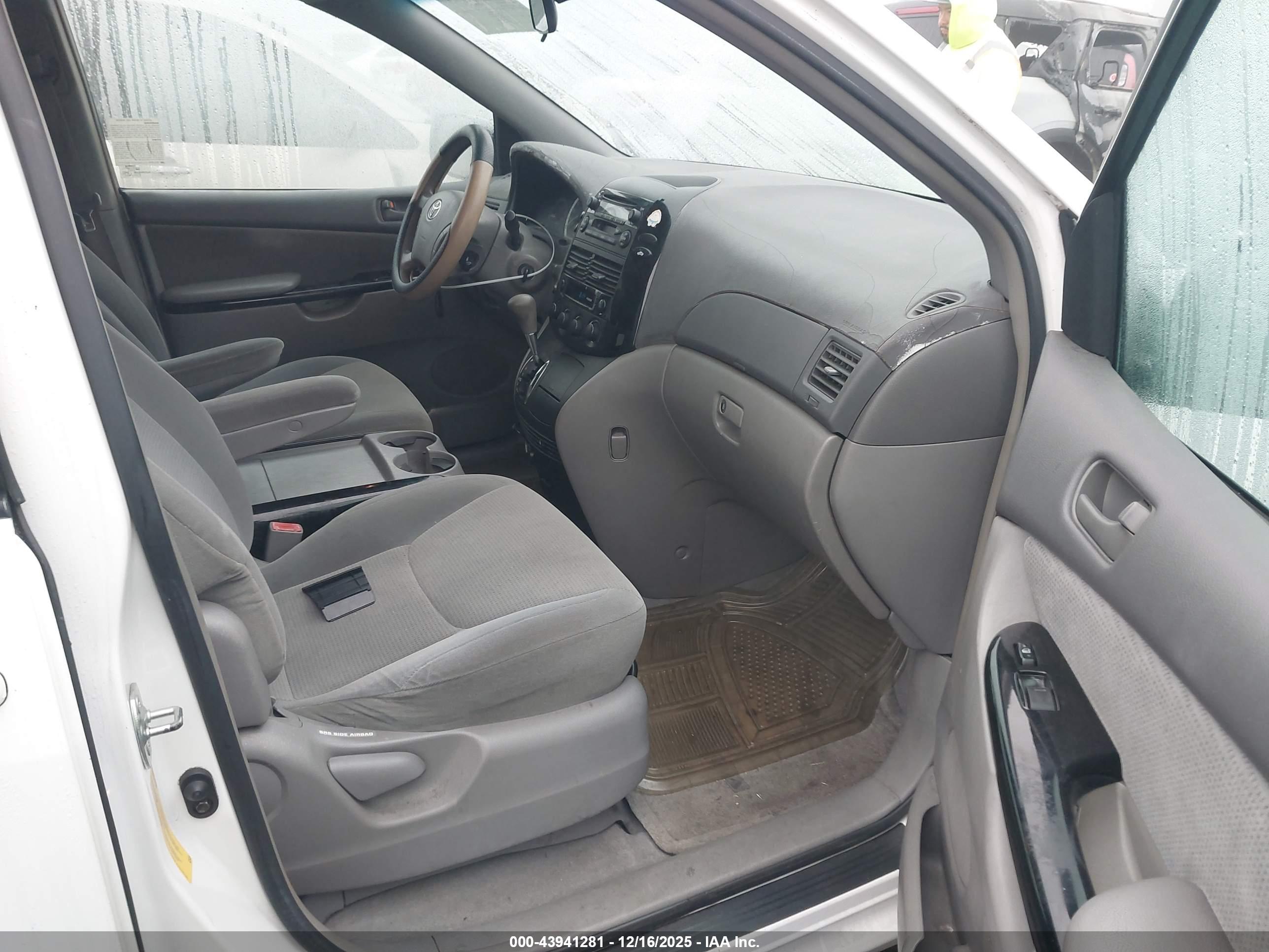 TOYOTA SIENNA image 5