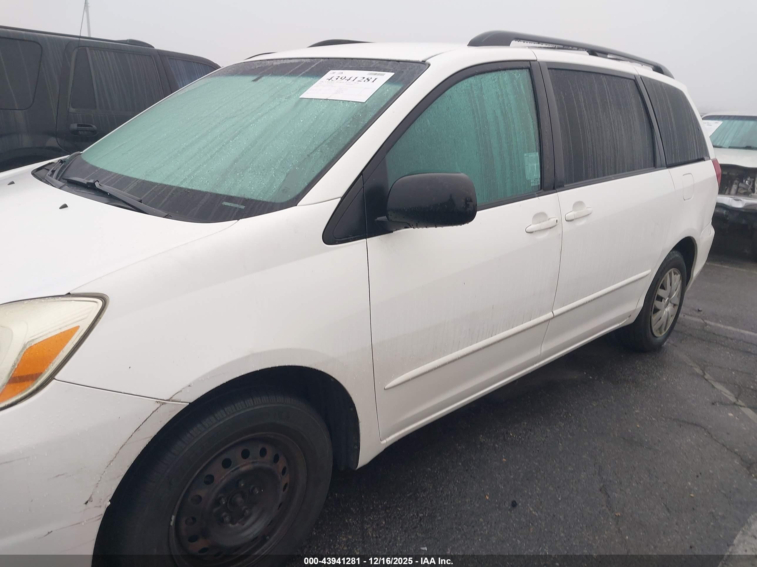 TOYOTA SIENNA image 6
