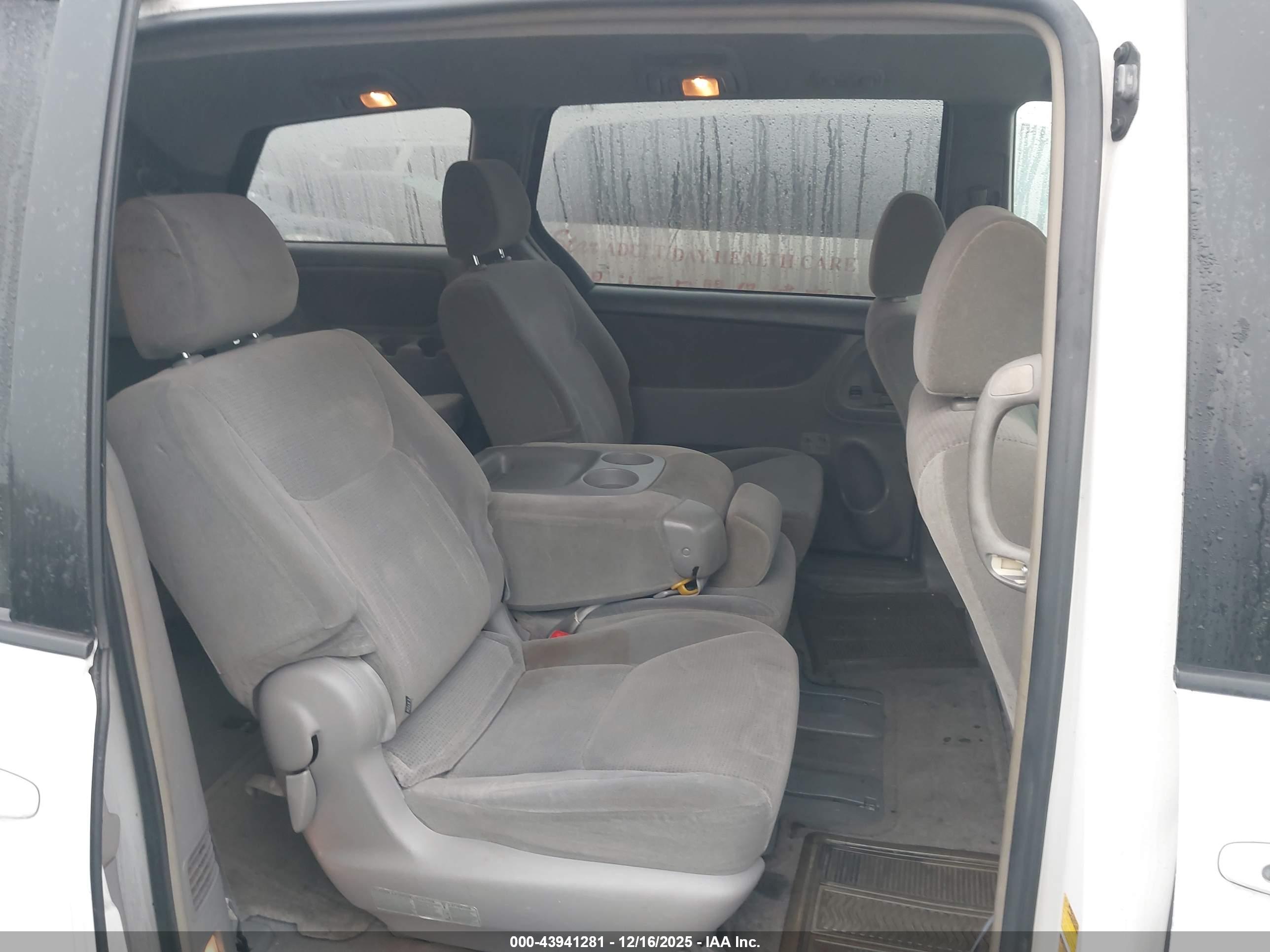 TOYOTA SIENNA image 8
