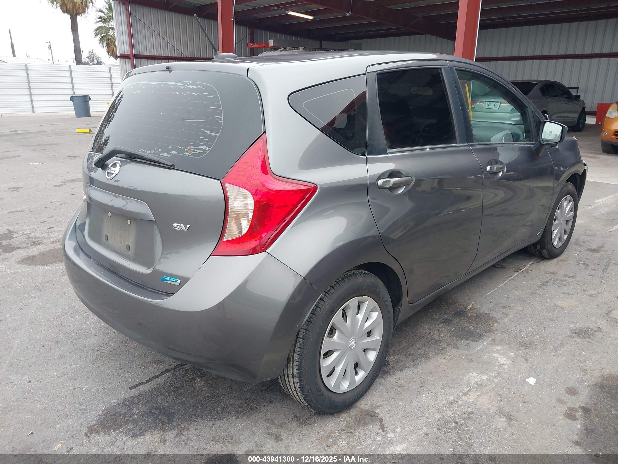 NISSAN VERSA image 4