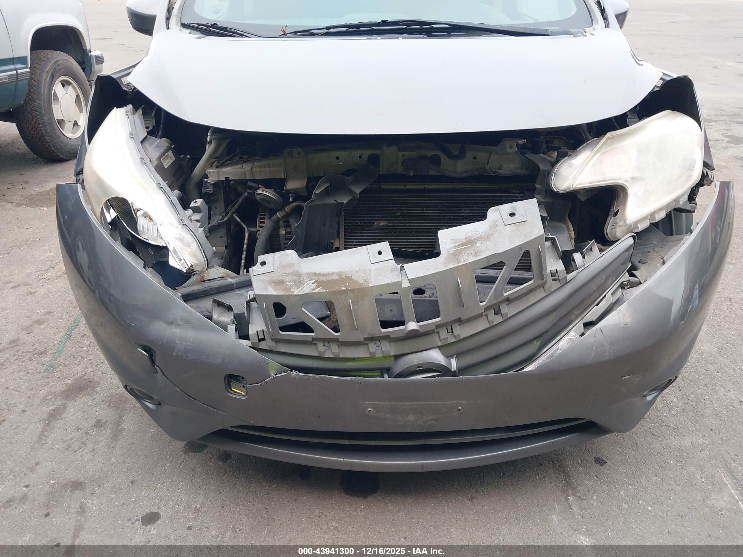 NISSAN VERSA image 6