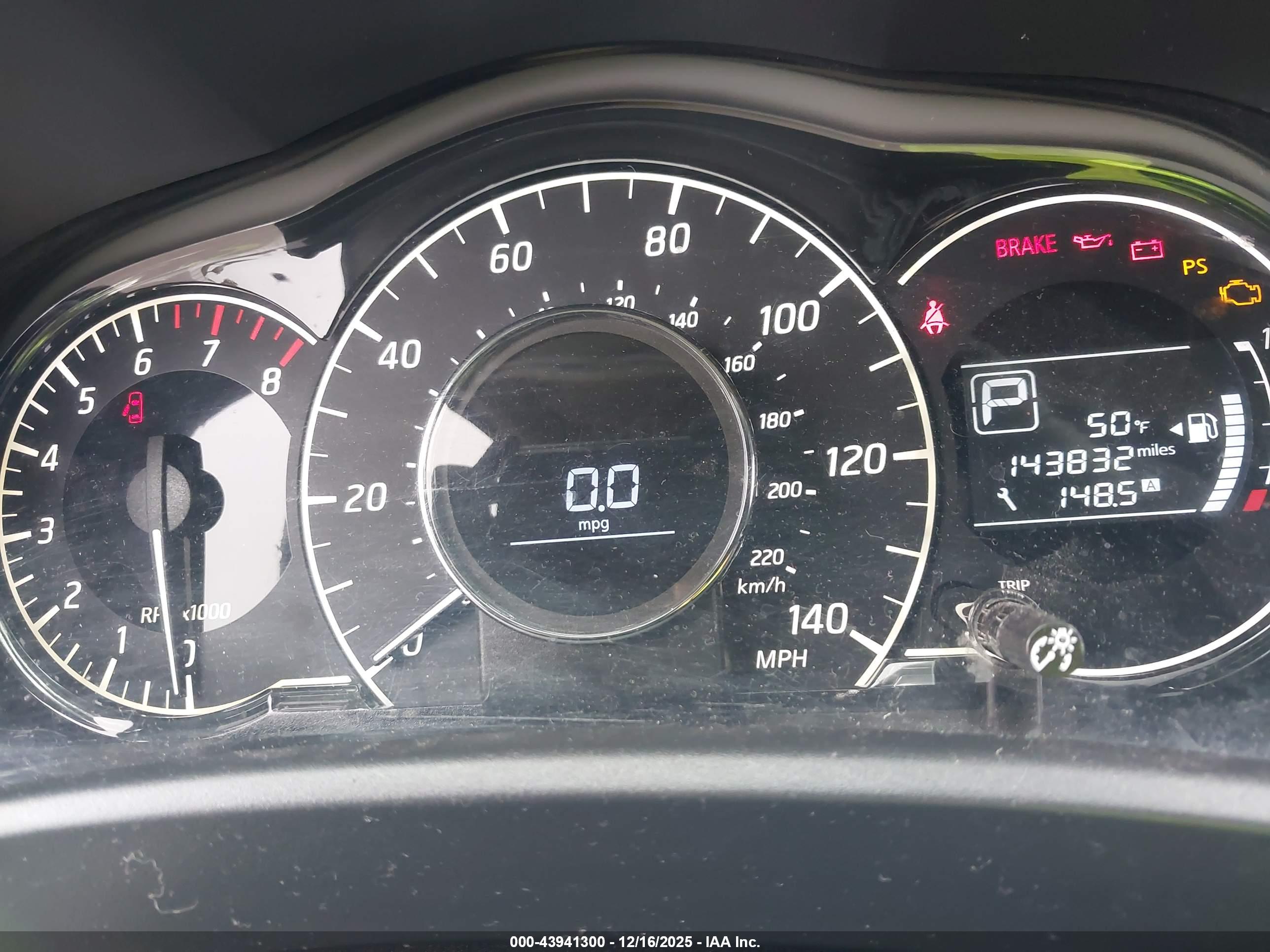 NISSAN VERSA image 7