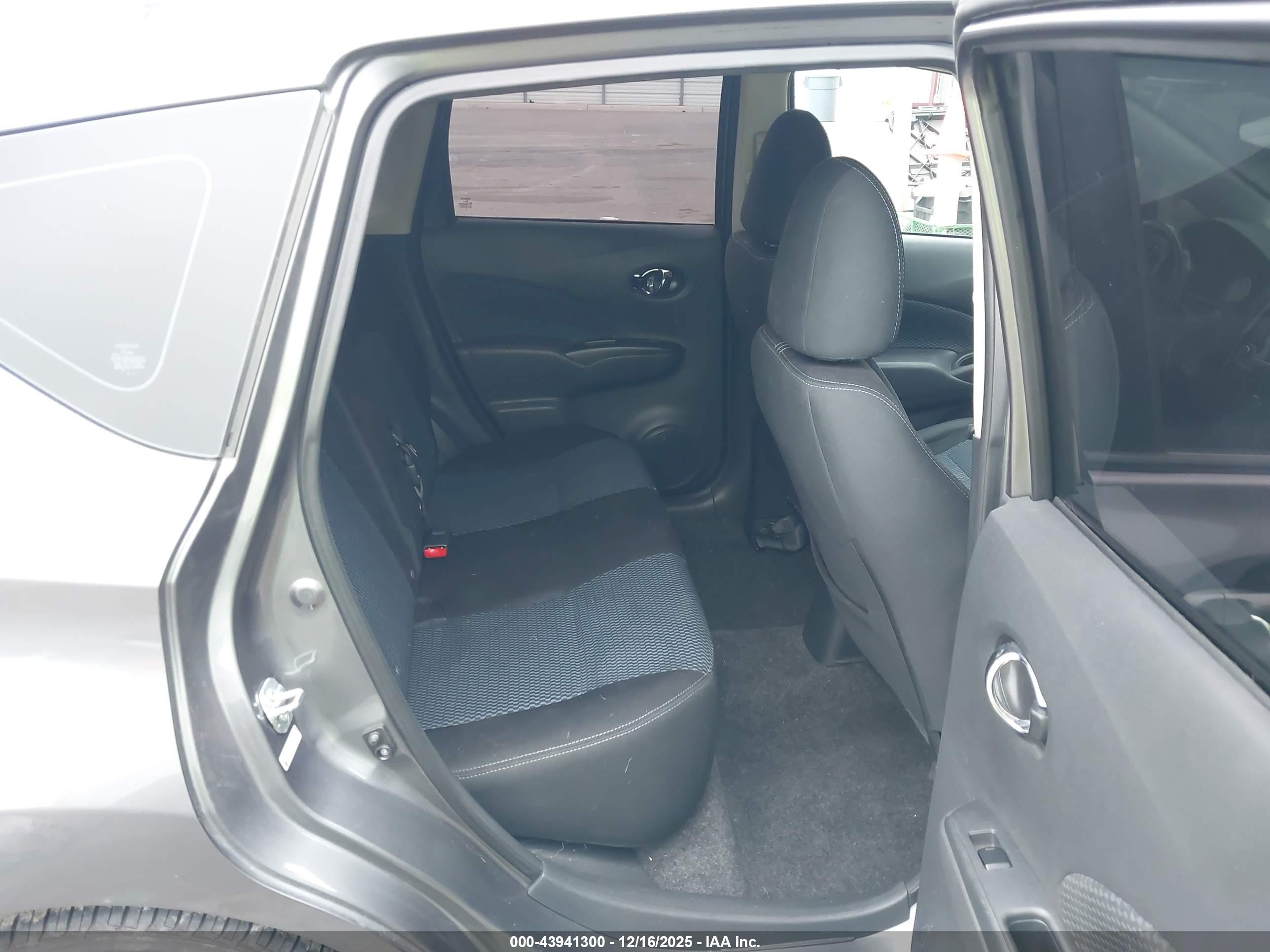 NISSAN VERSA image 8