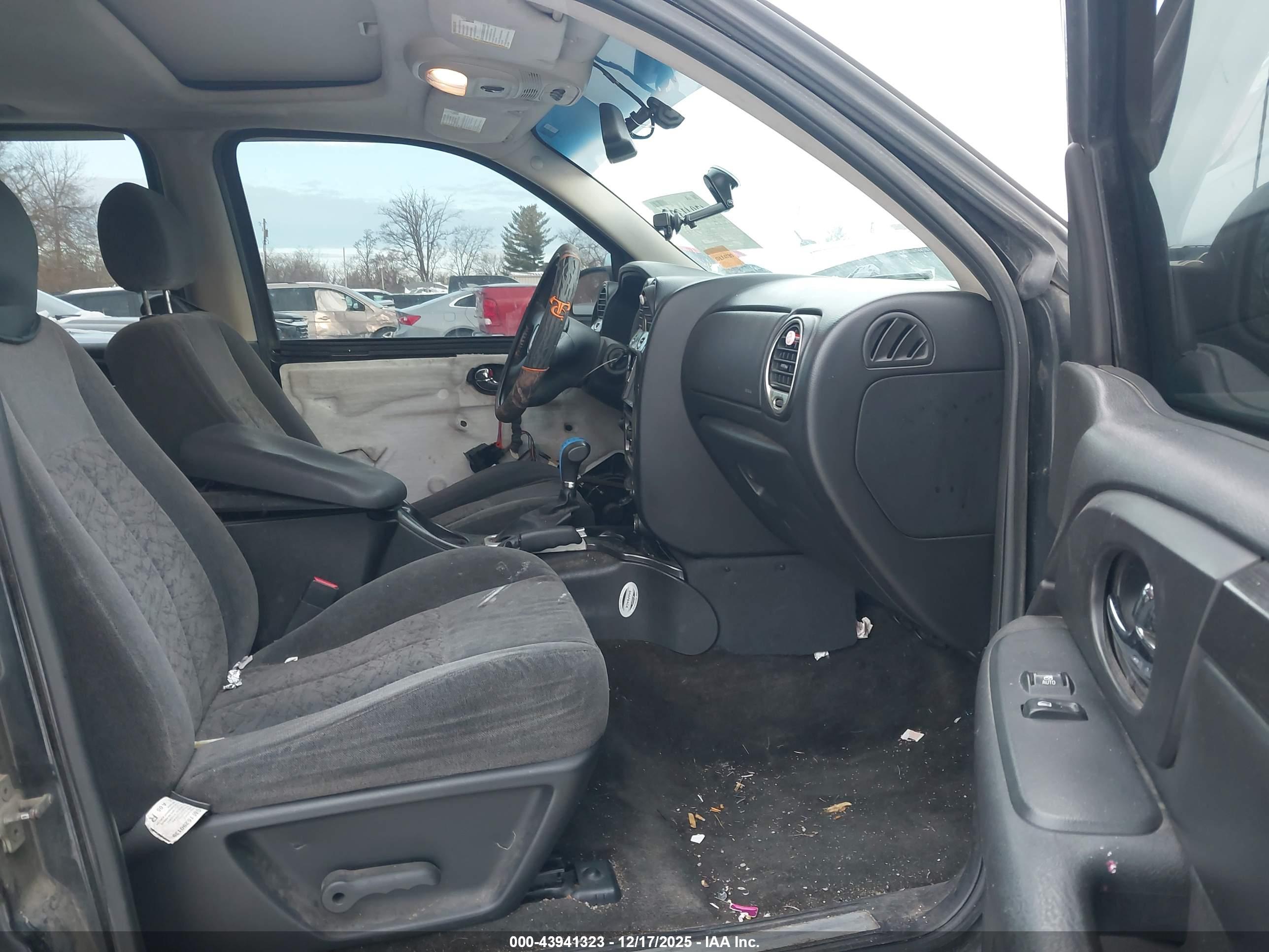 GMC ENVOY image 5