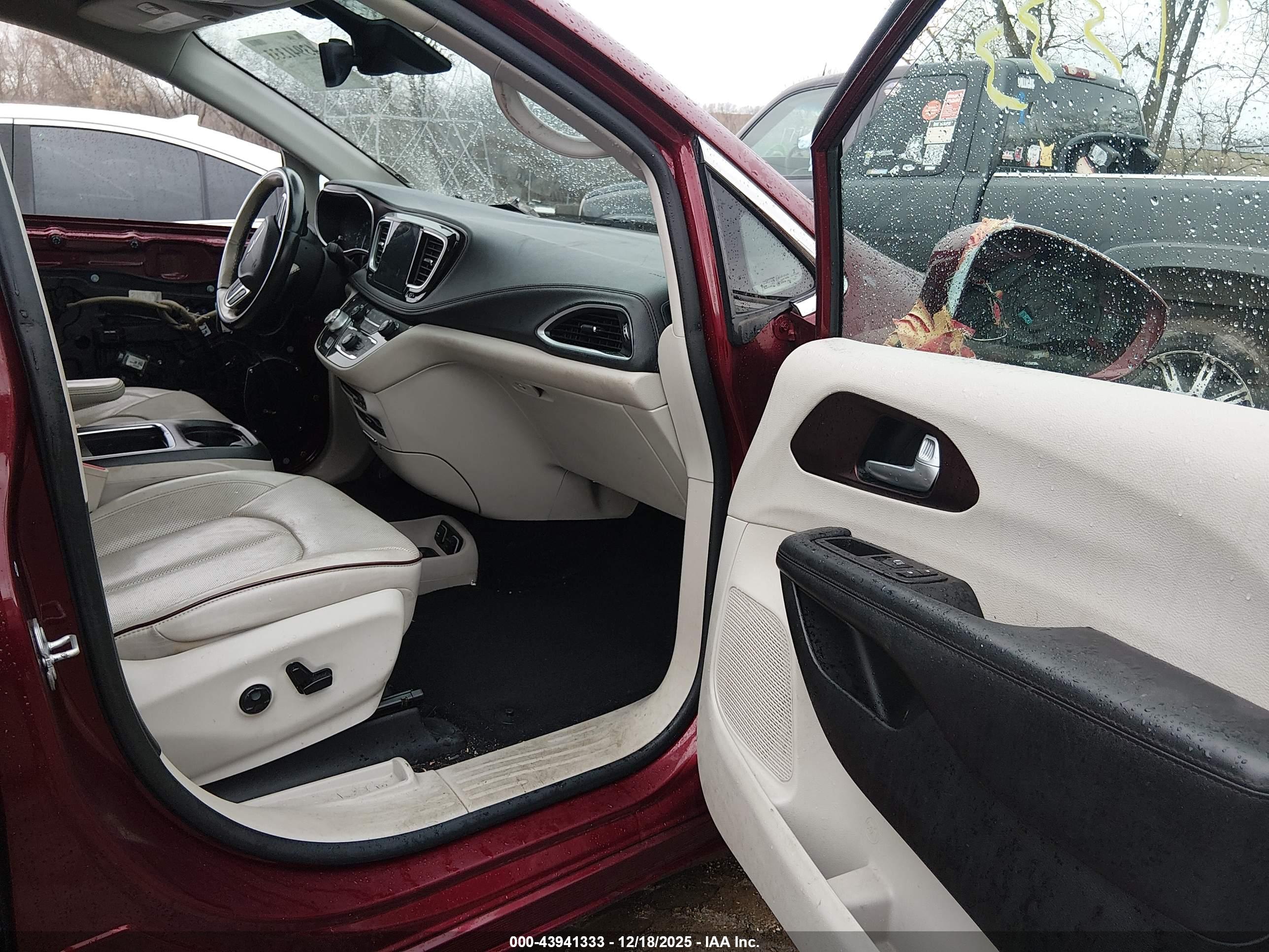 CHRYSLER PACIFICA image 5