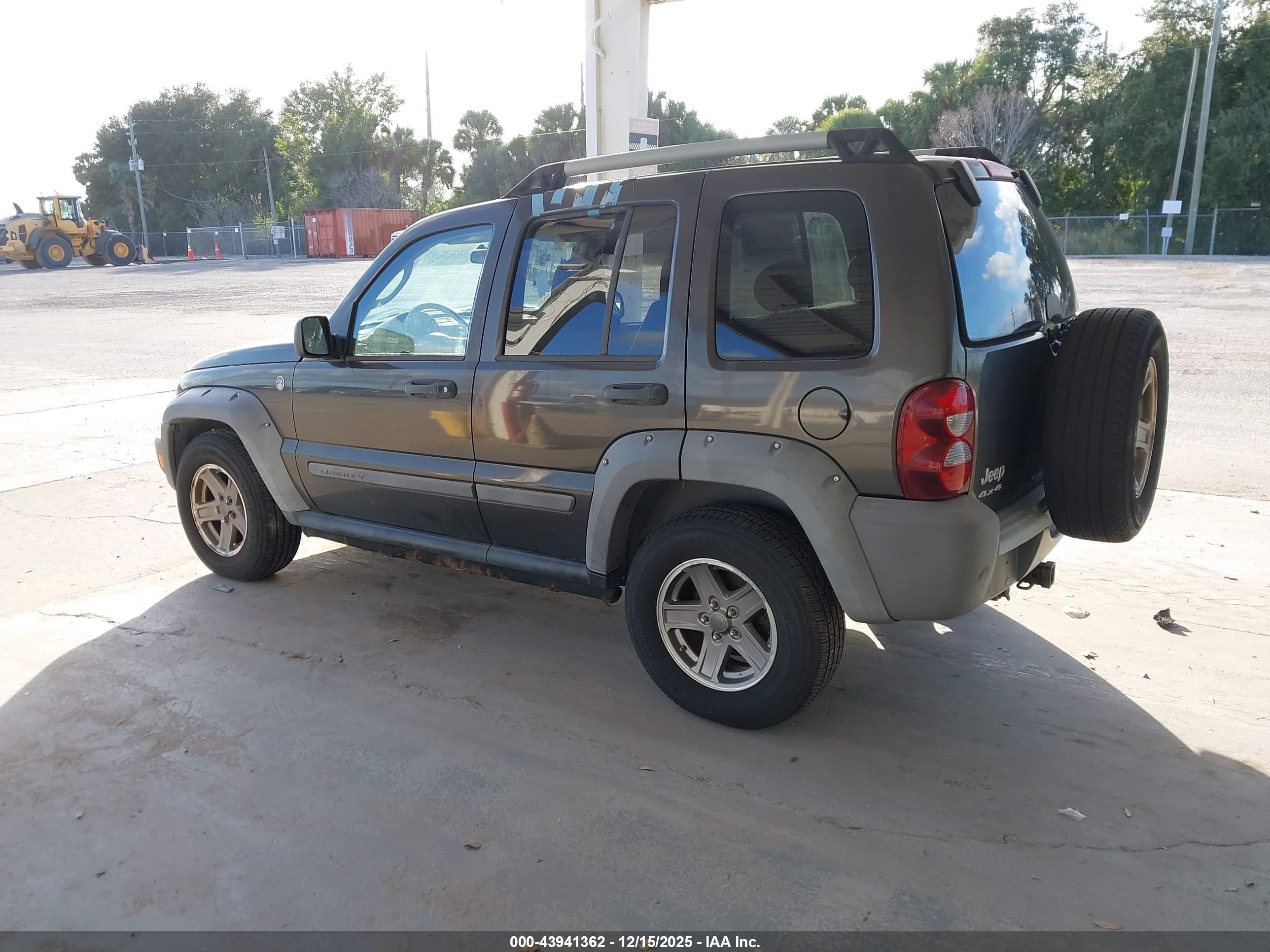 JEEP LIBERTY image 3