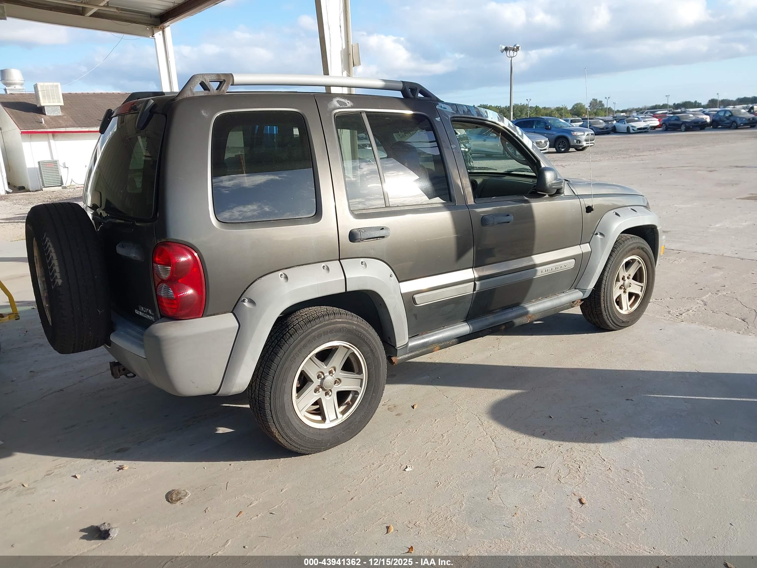 JEEP LIBERTY image 4