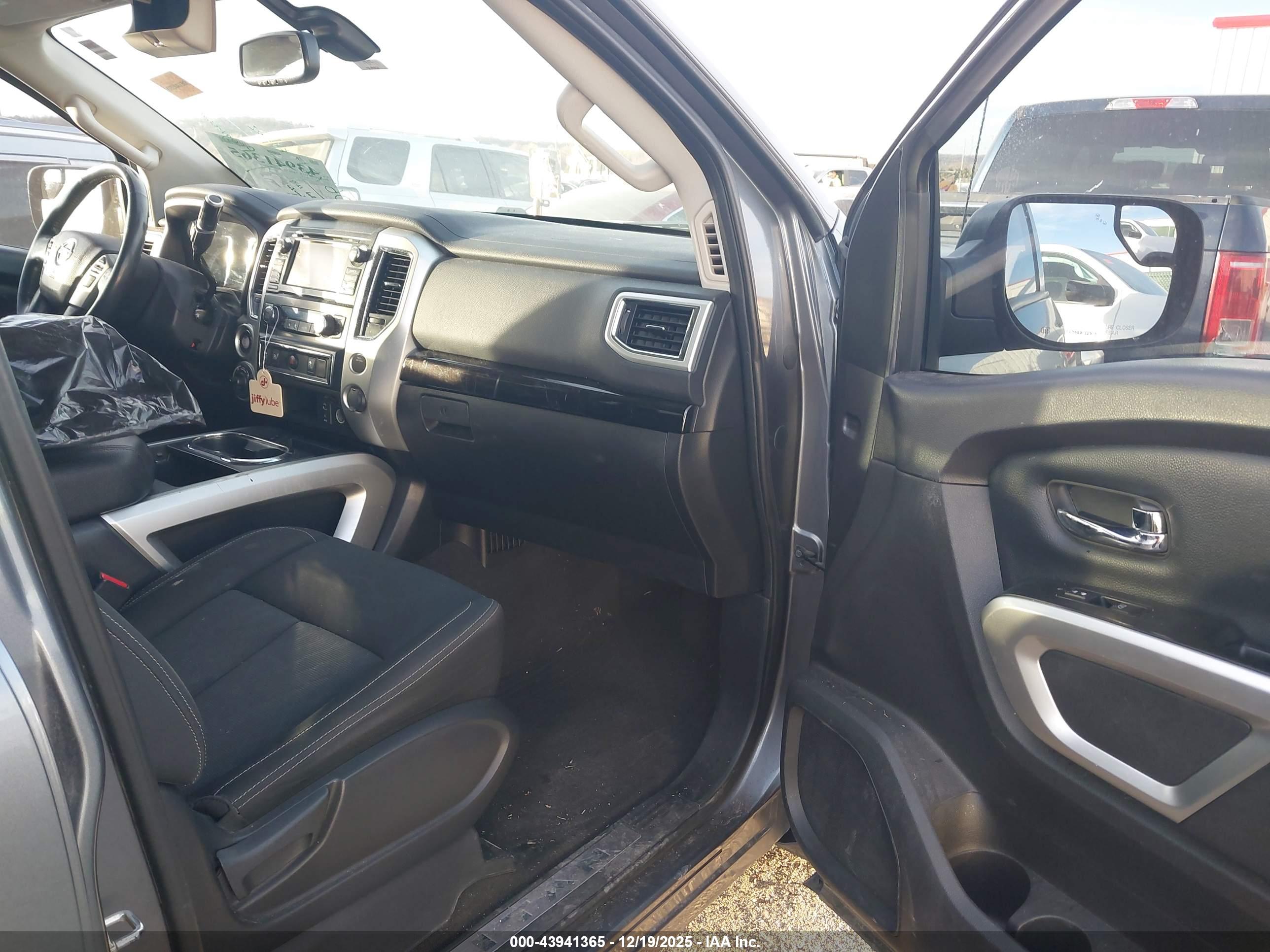 NISSAN TITAN image 5