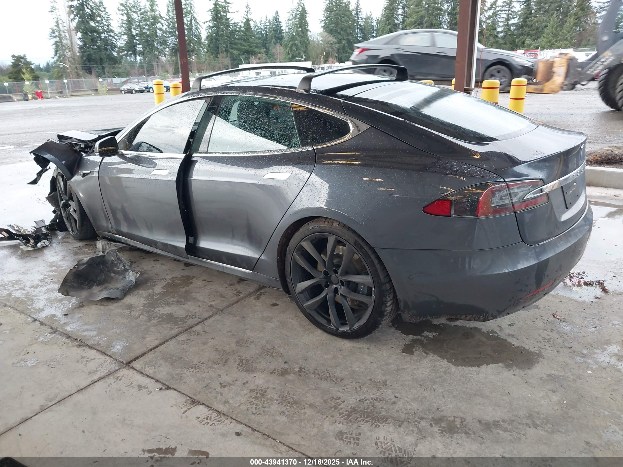 TESLA MODEL image 3