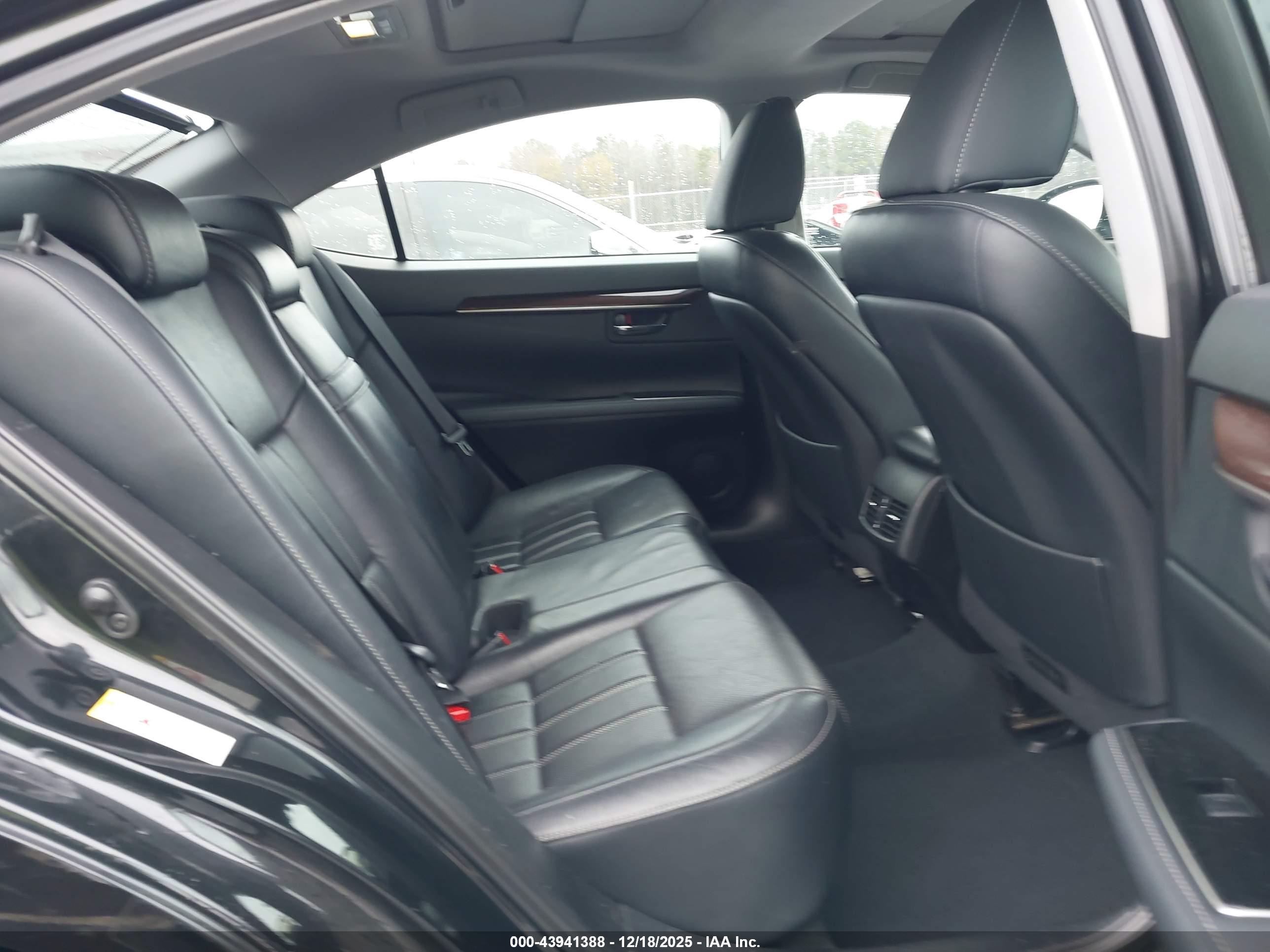LEXUS ES image 8
