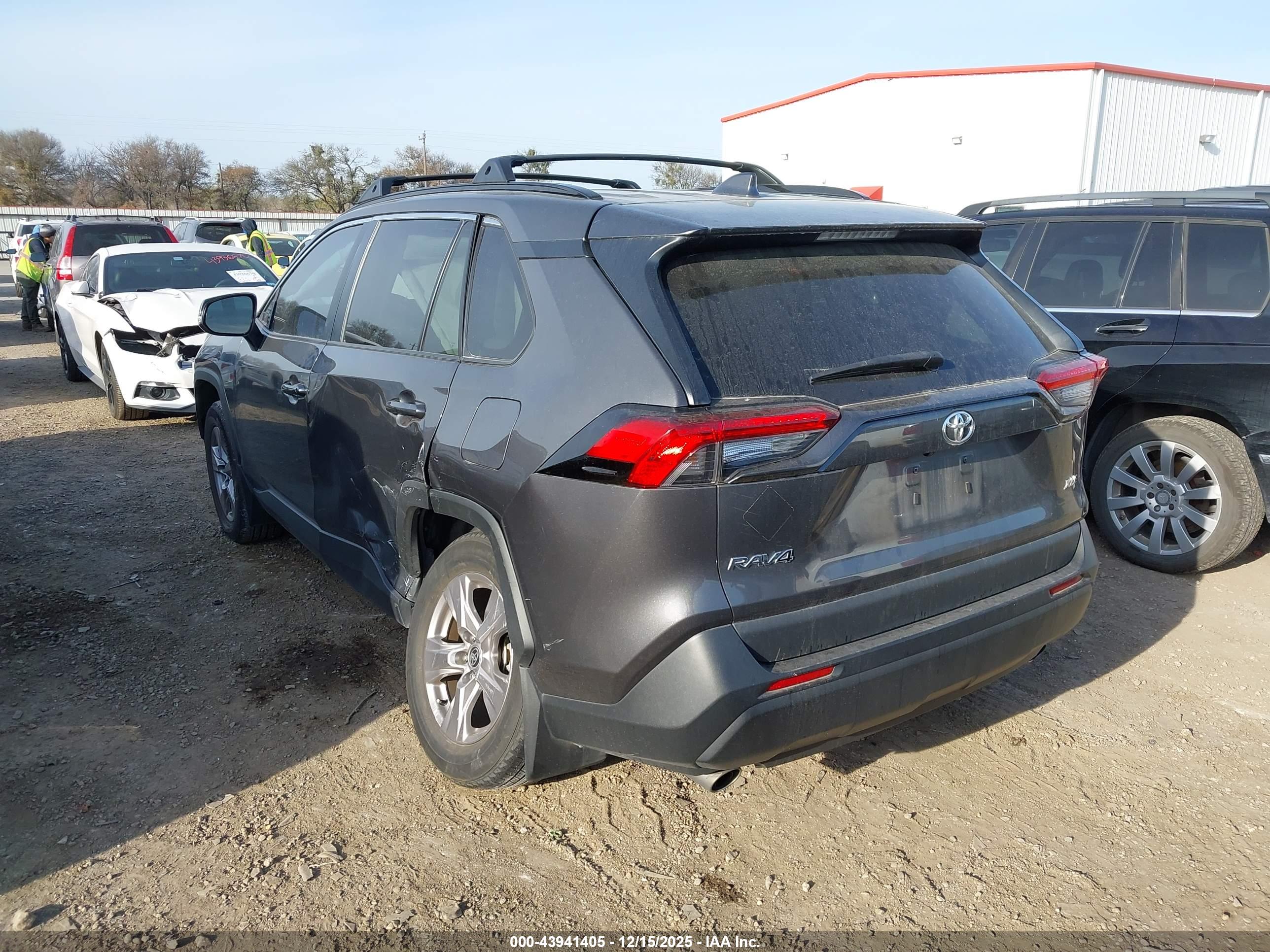 TOYOTA RAV4 image 3