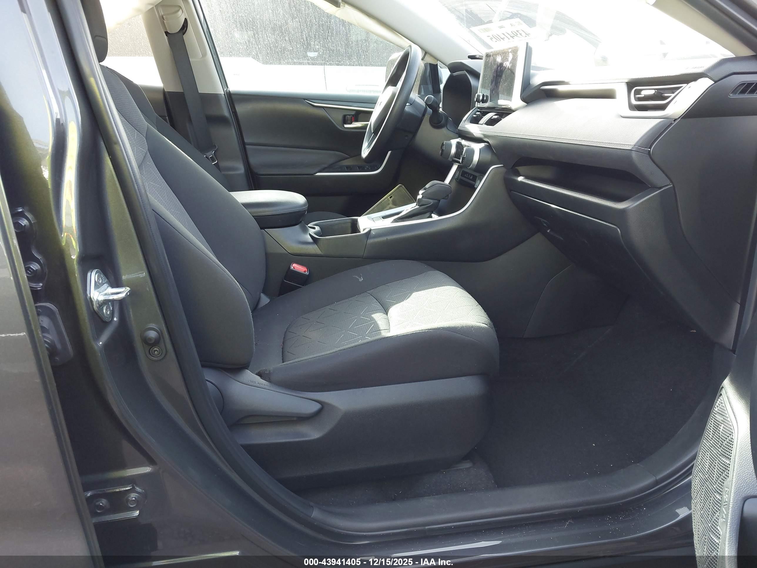 TOYOTA RAV4 image 5