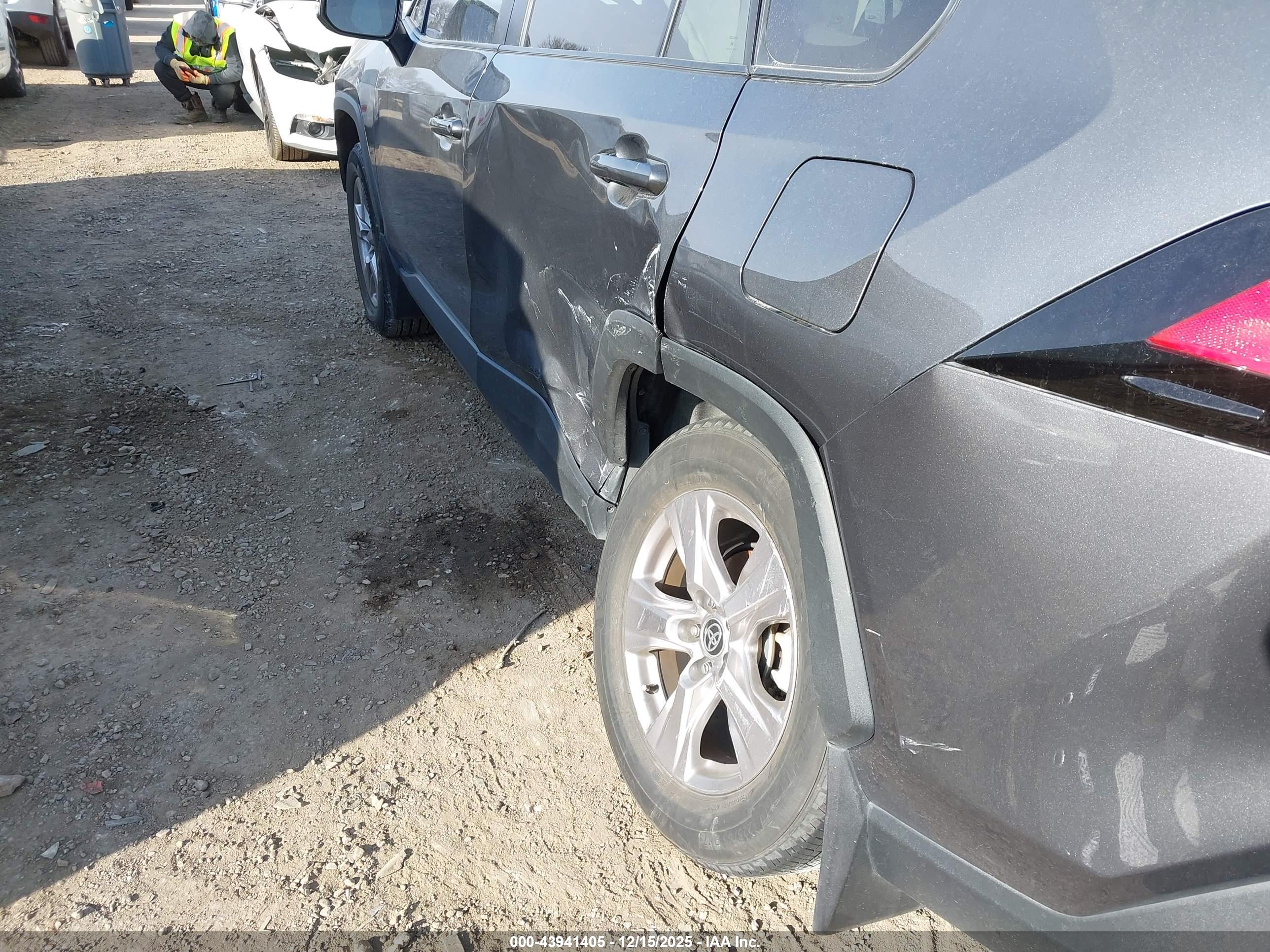 TOYOTA RAV4 image 6