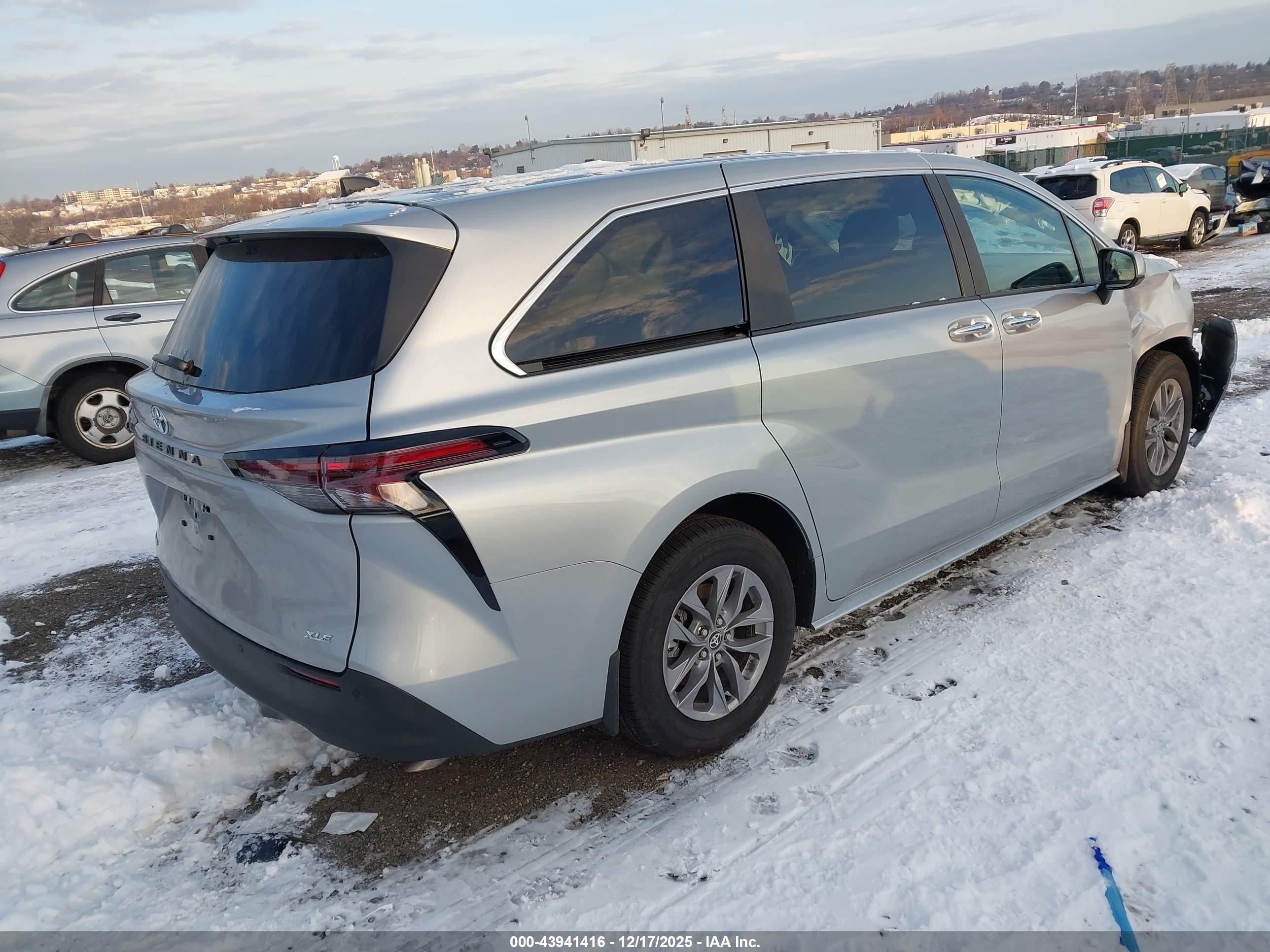 TOYOTA SIENNA image 4