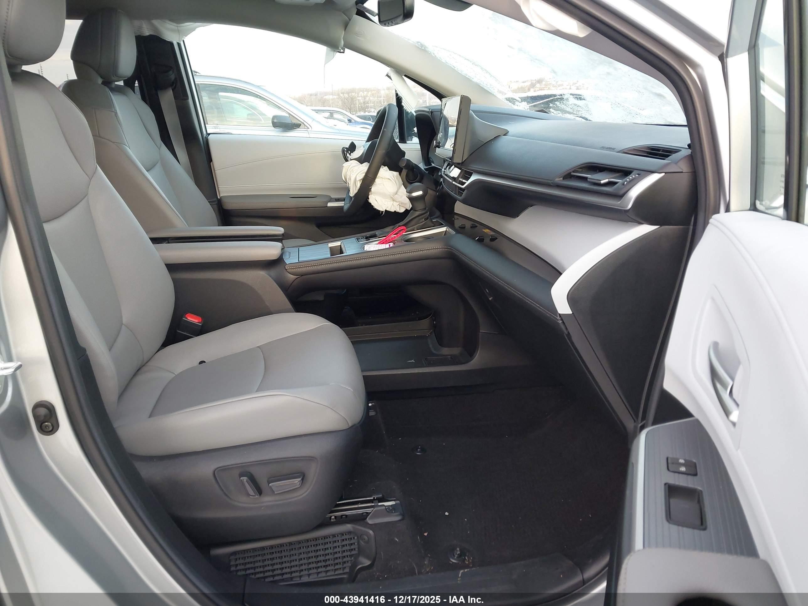 TOYOTA SIENNA image 5