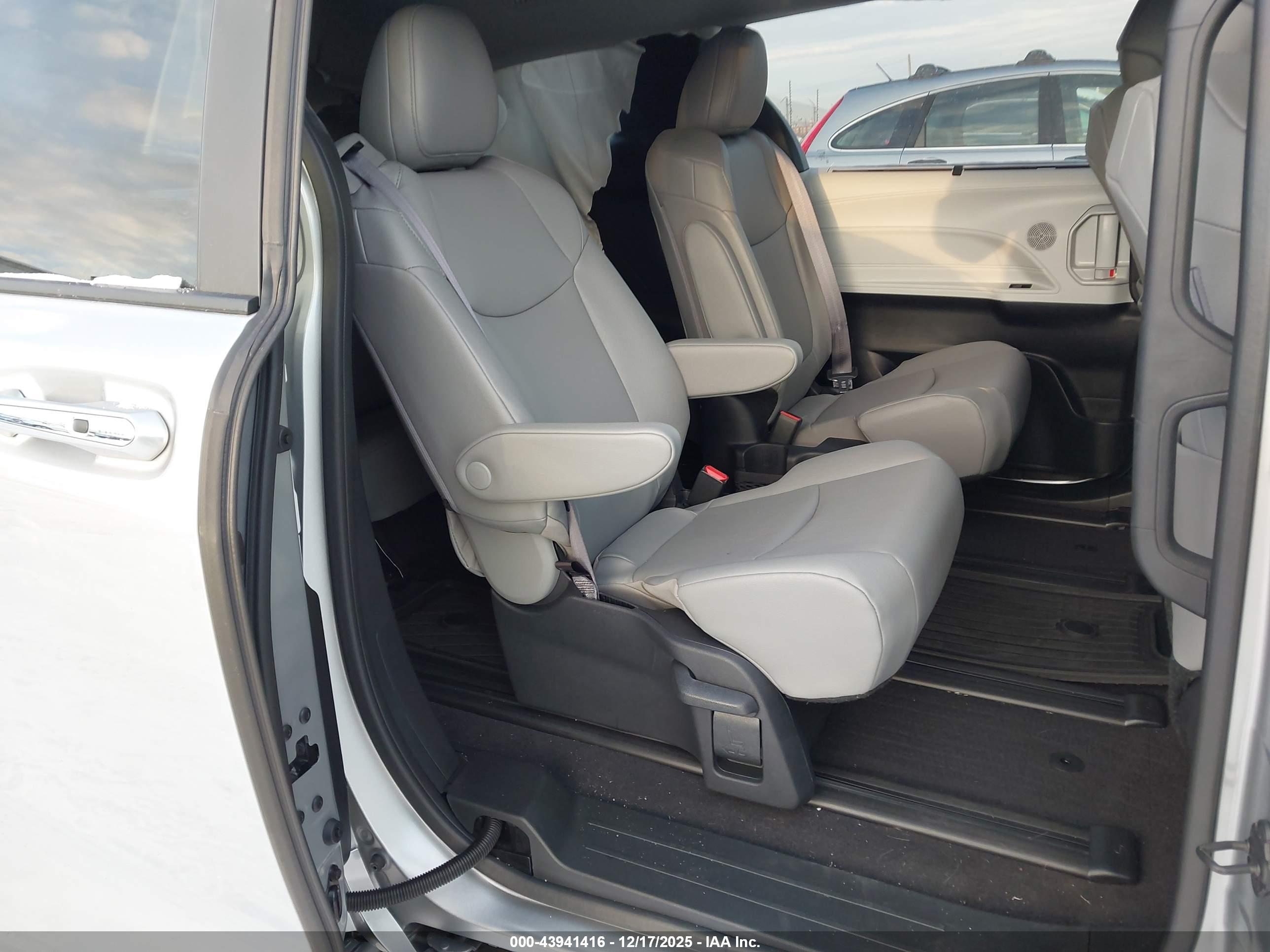 TOYOTA SIENNA image 8