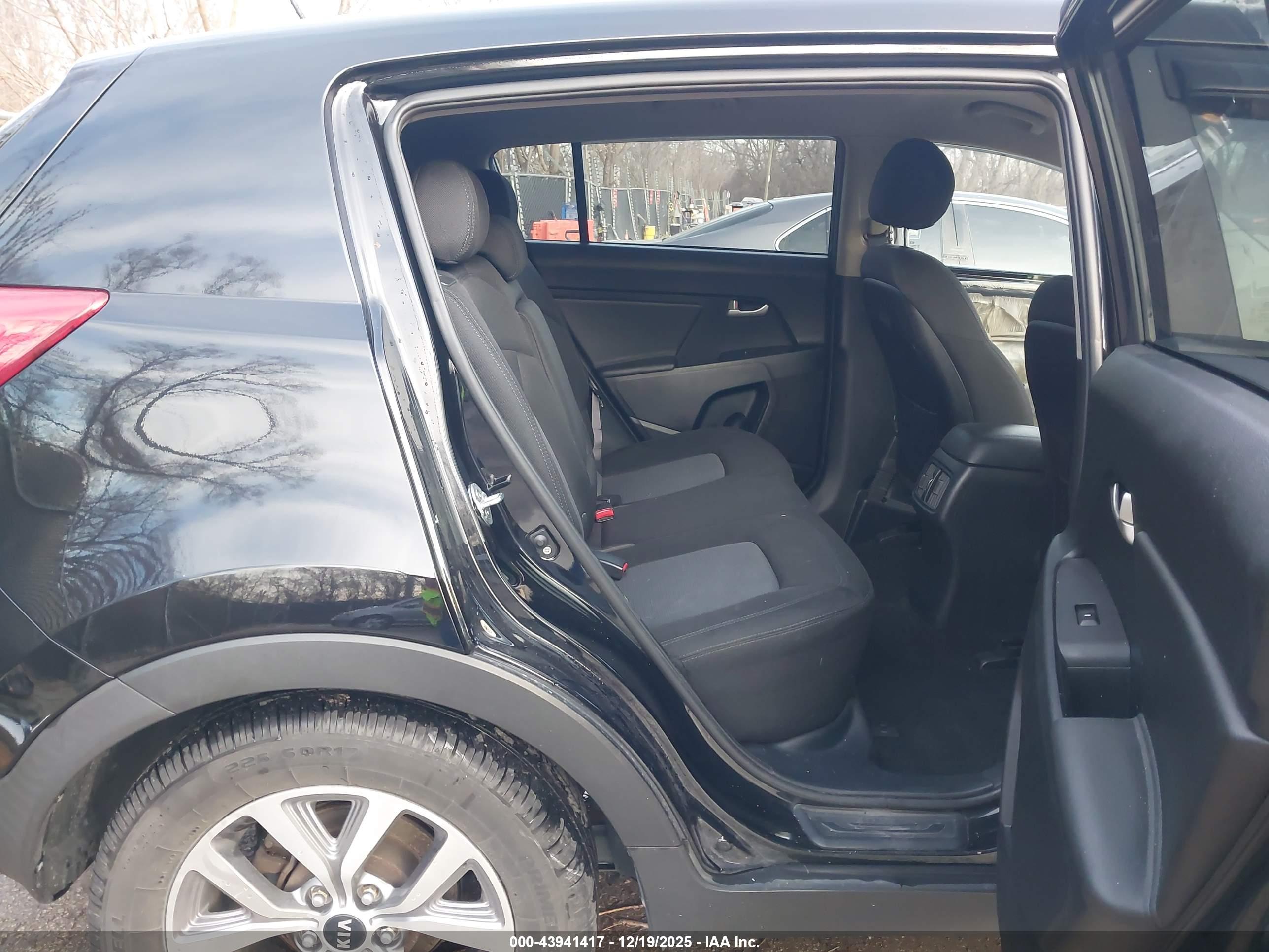 KIA SPORTAGE image 8
