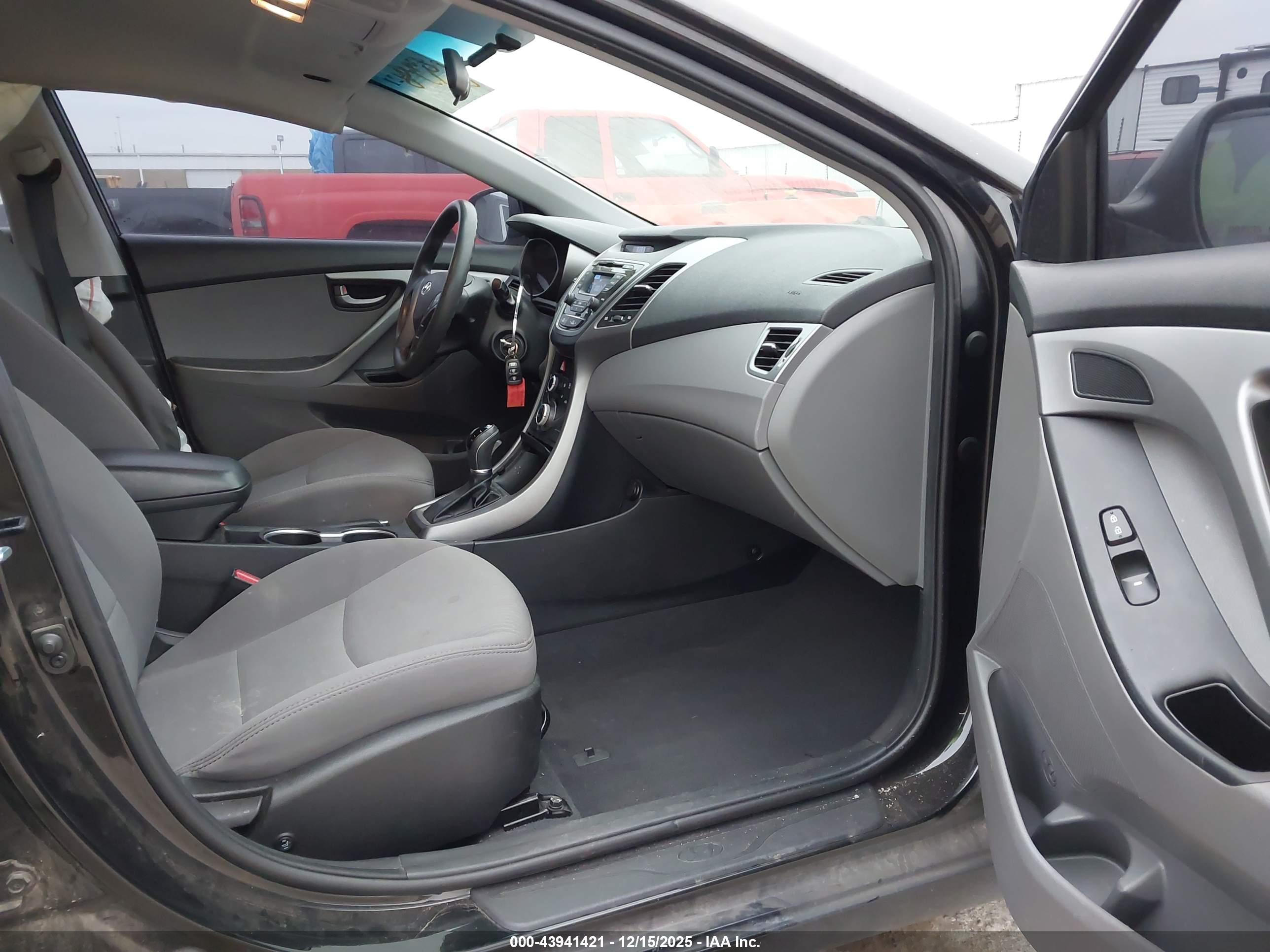 HYUNDAI ELANTRA image 5