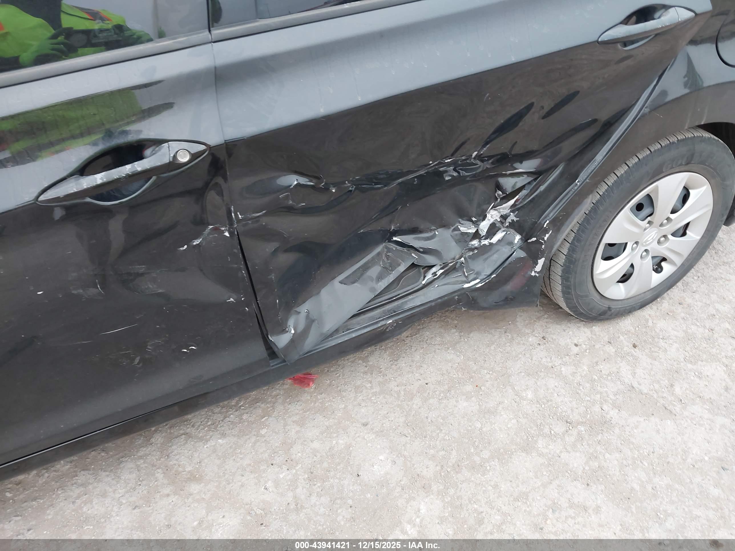 HYUNDAI ELANTRA image 6