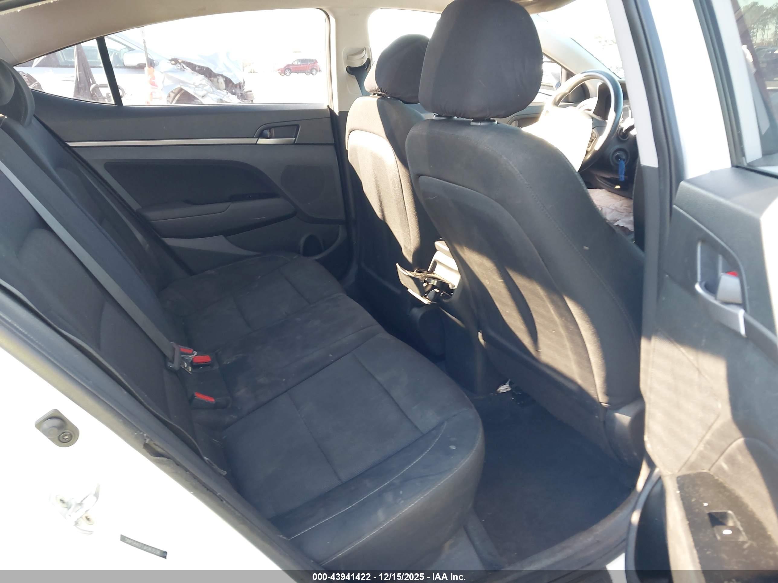 HYUNDAI ELANTRA image 8