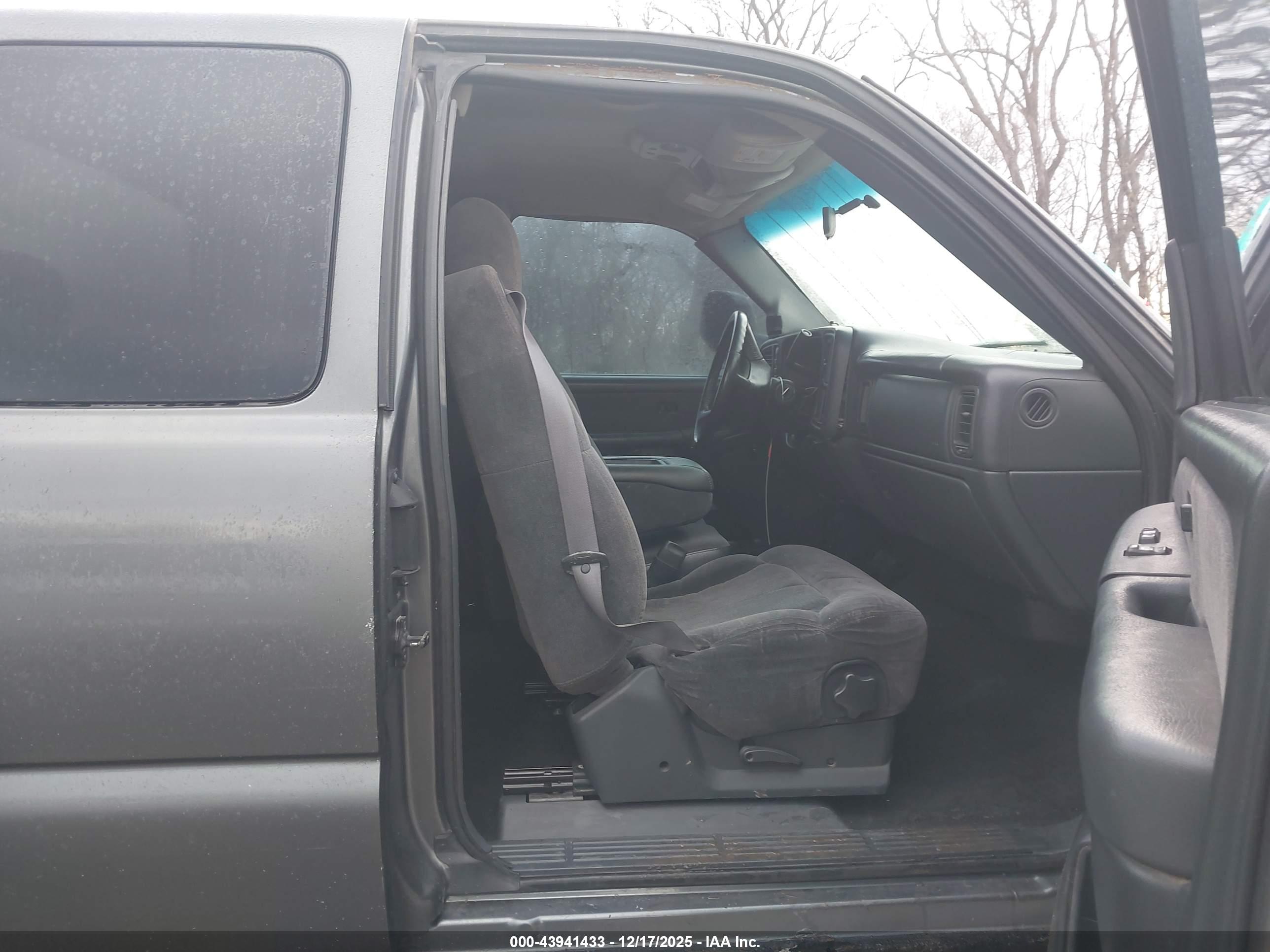 CHEVROLET SILVERADO image 5