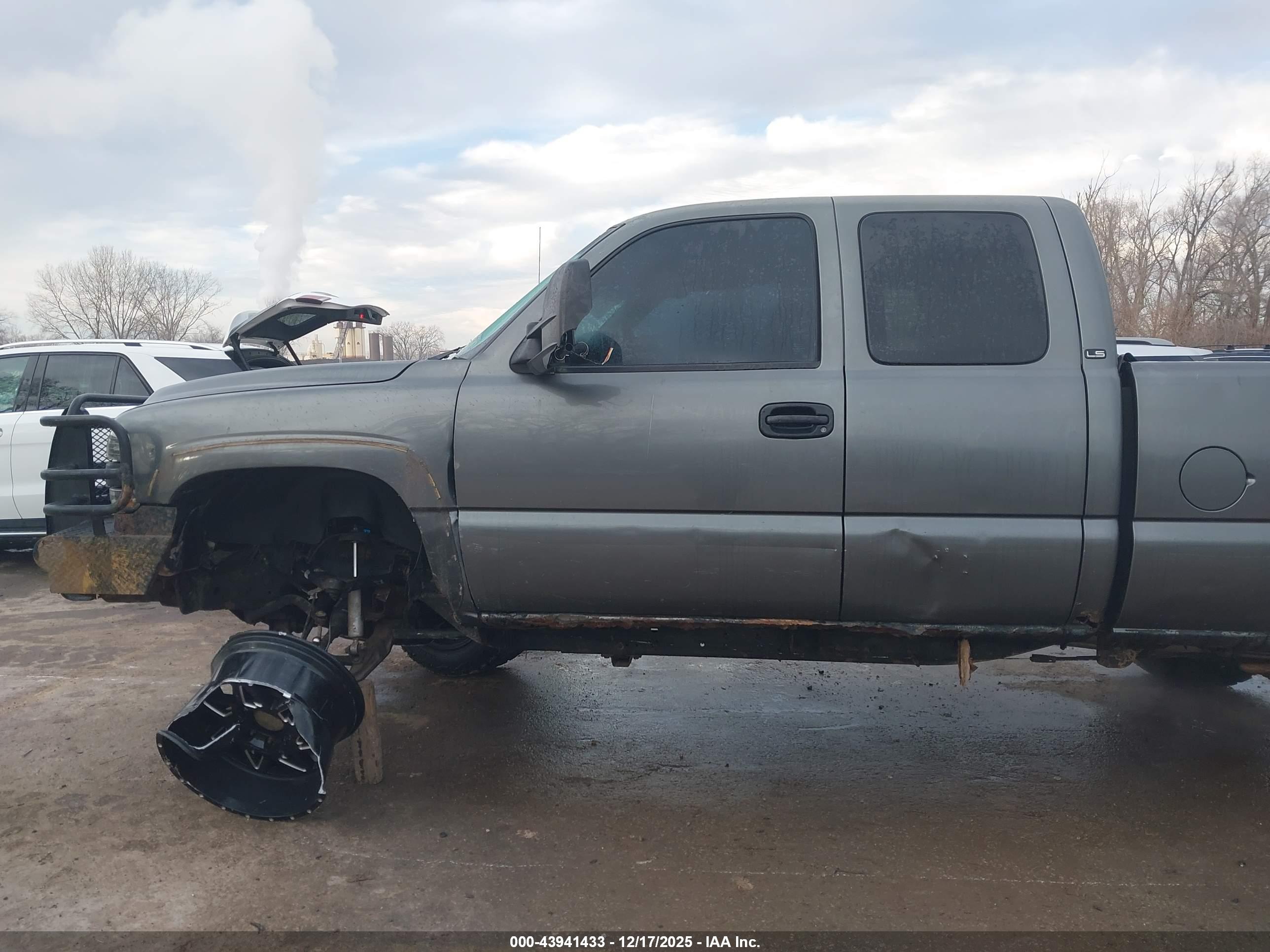 CHEVROLET SILVERADO image 6