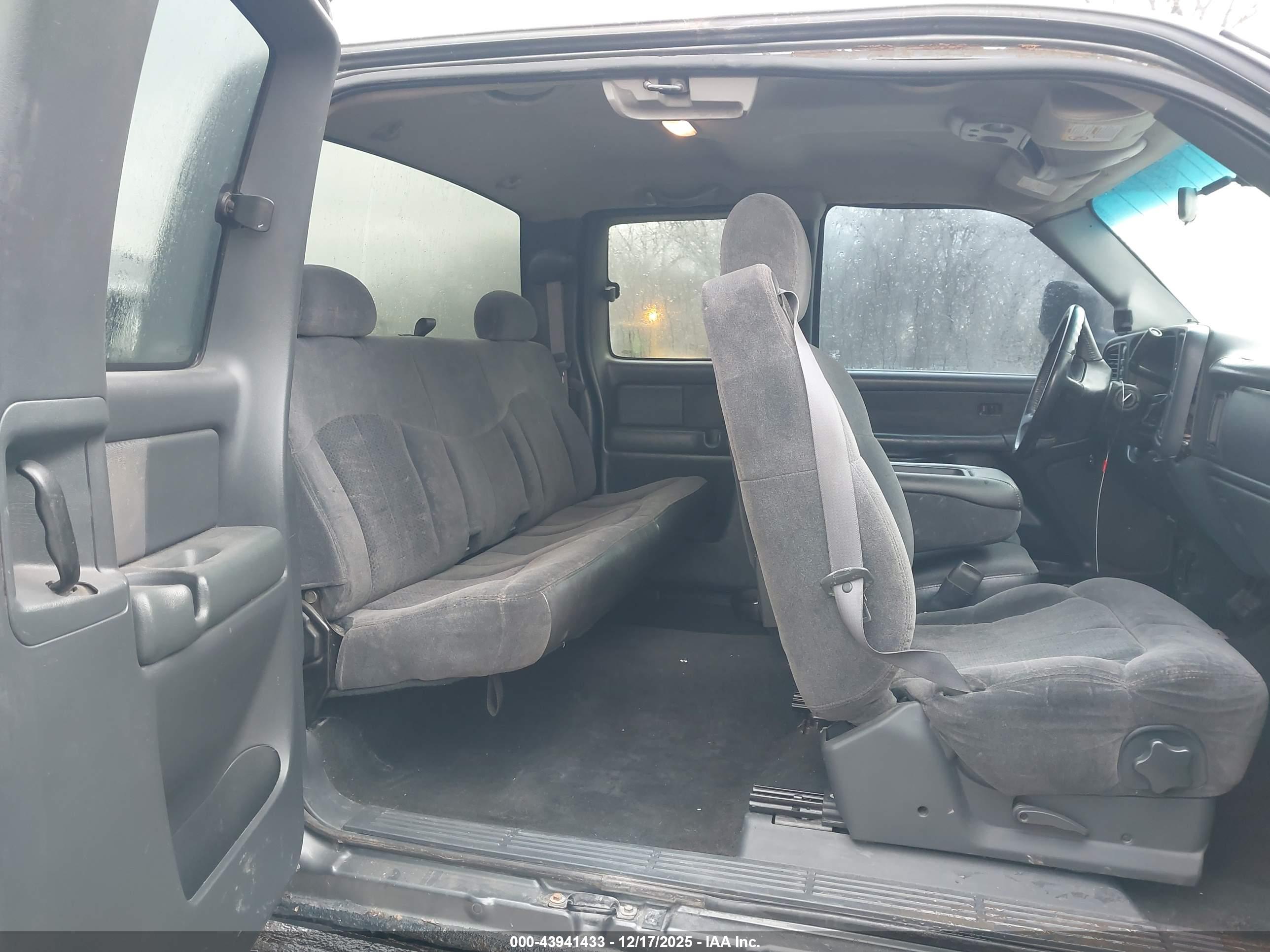 CHEVROLET SILVERADO image 8