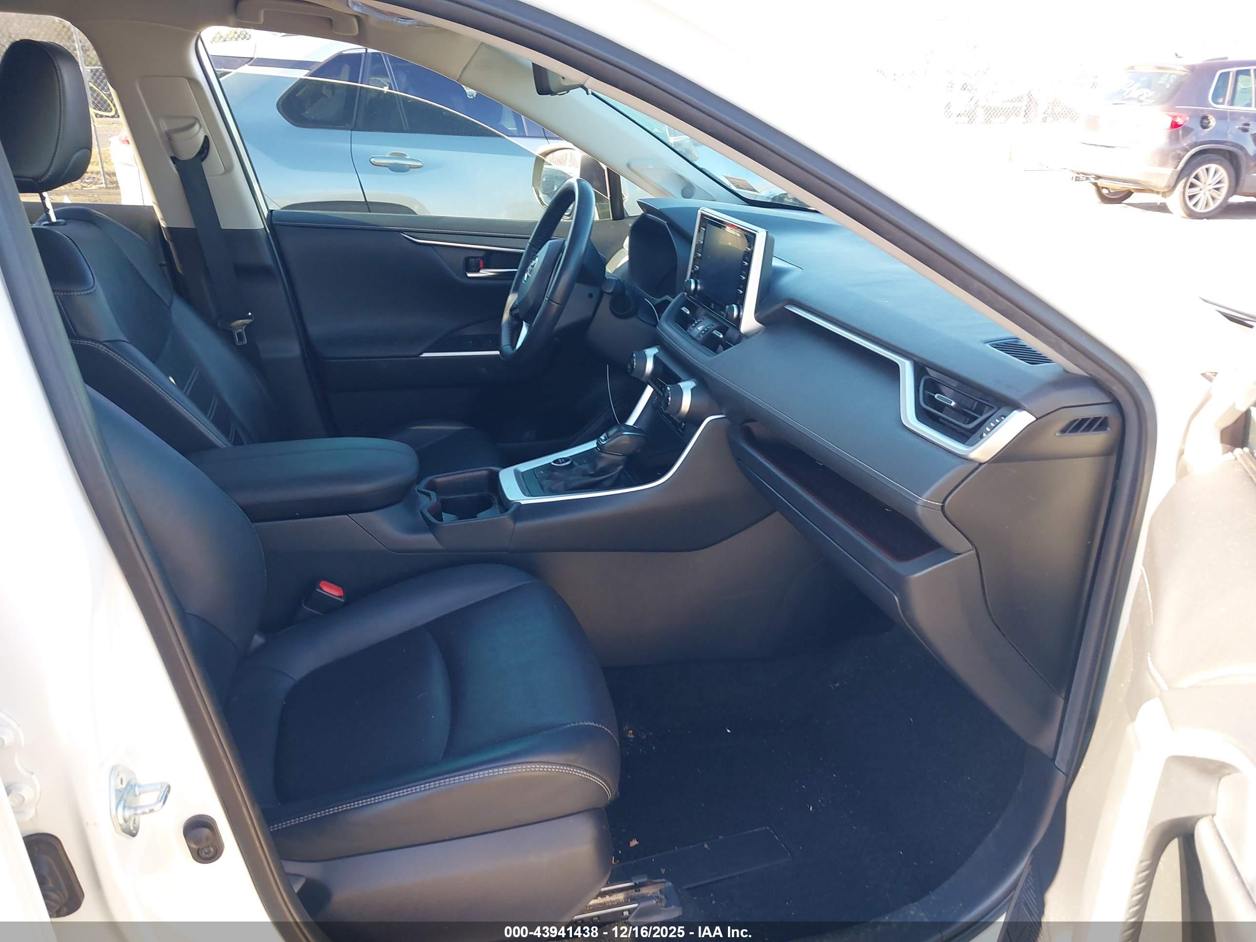 TOYOTA RAV4 image 5