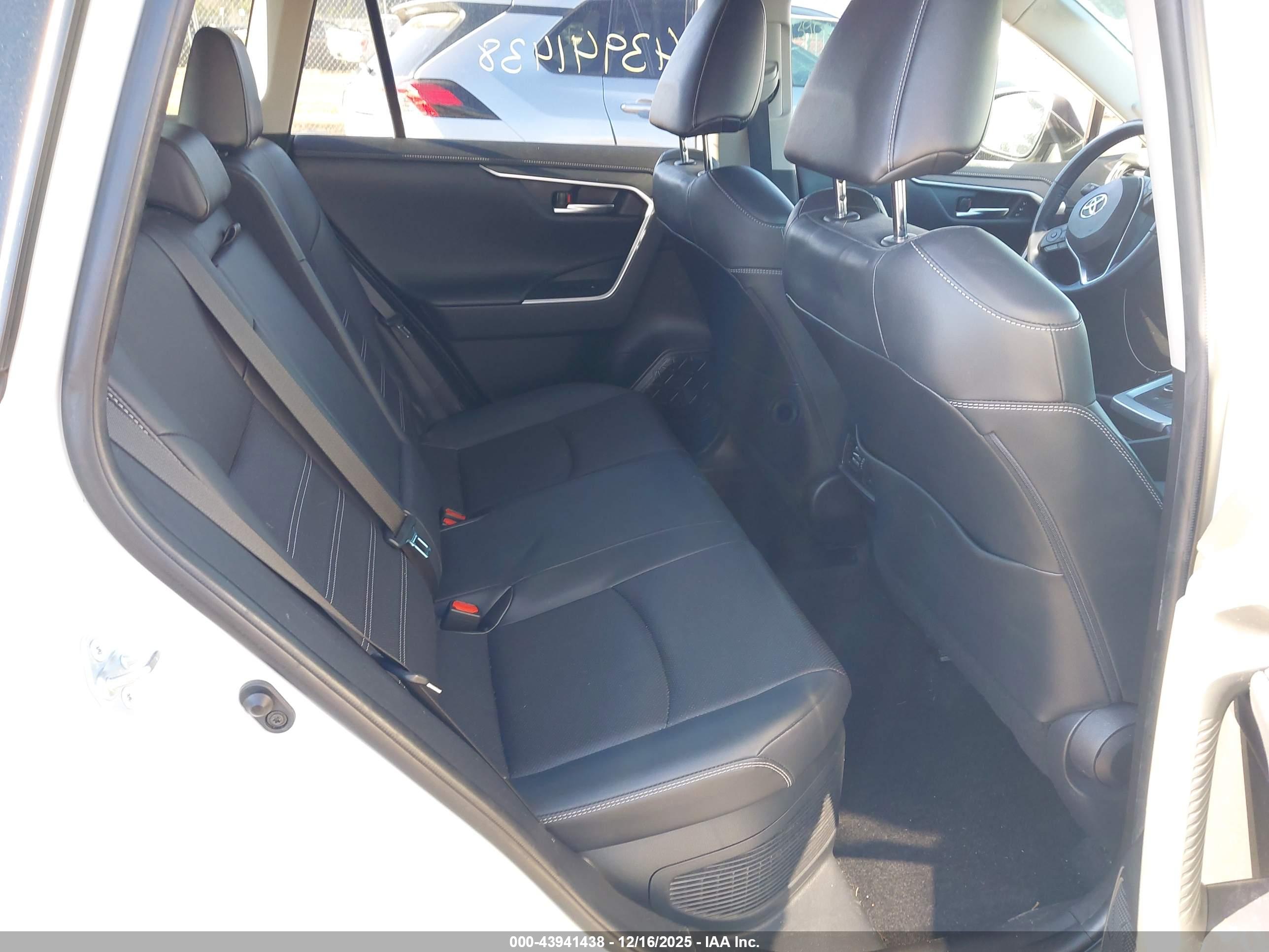 TOYOTA RAV4 image 8