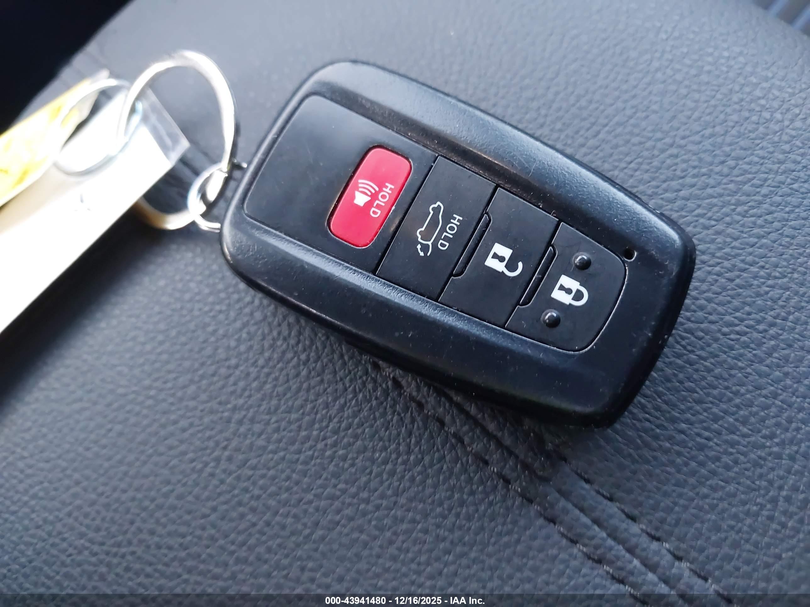 TOYOTA RAV4 image 11
