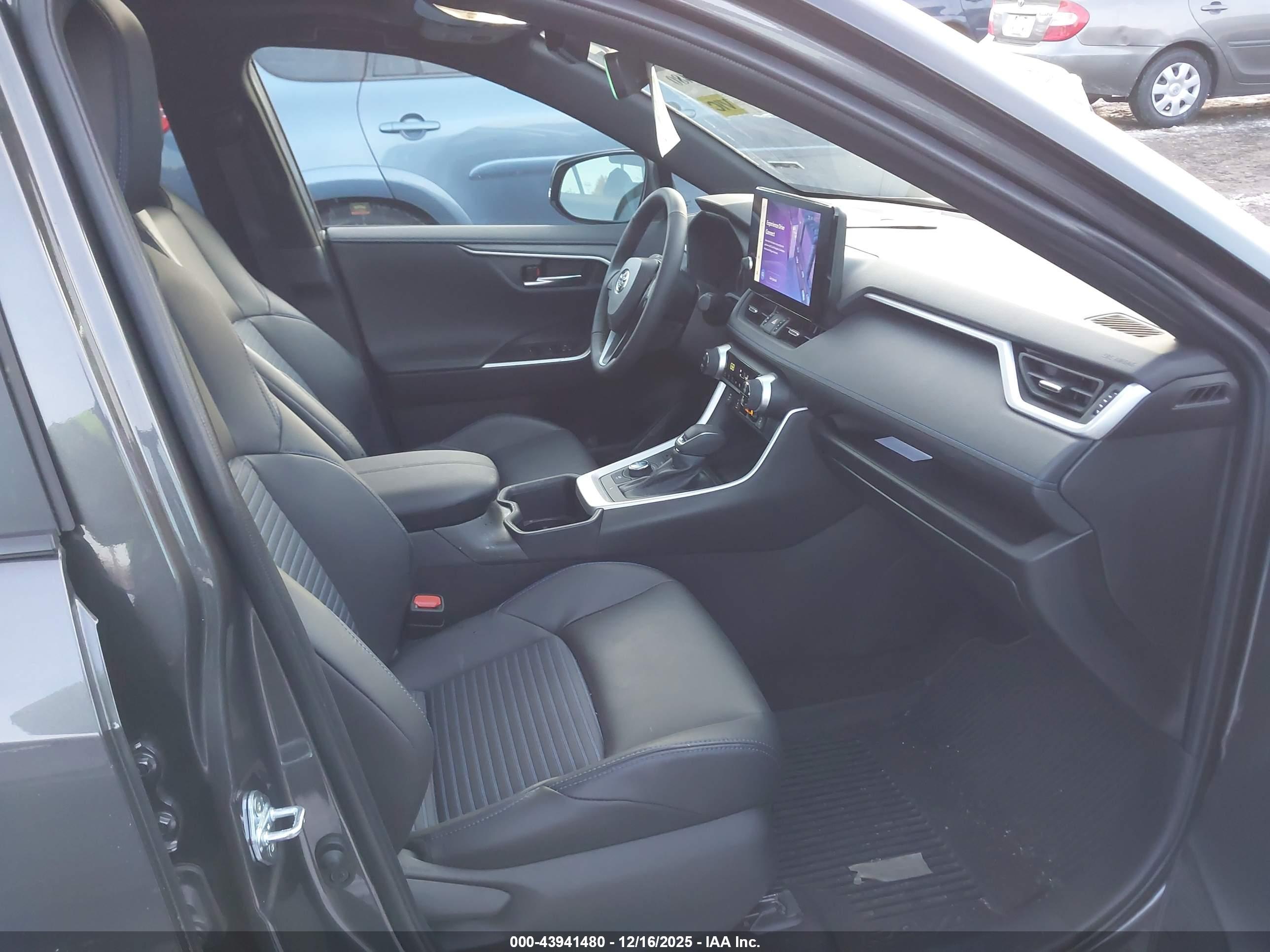 TOYOTA RAV4 image 5