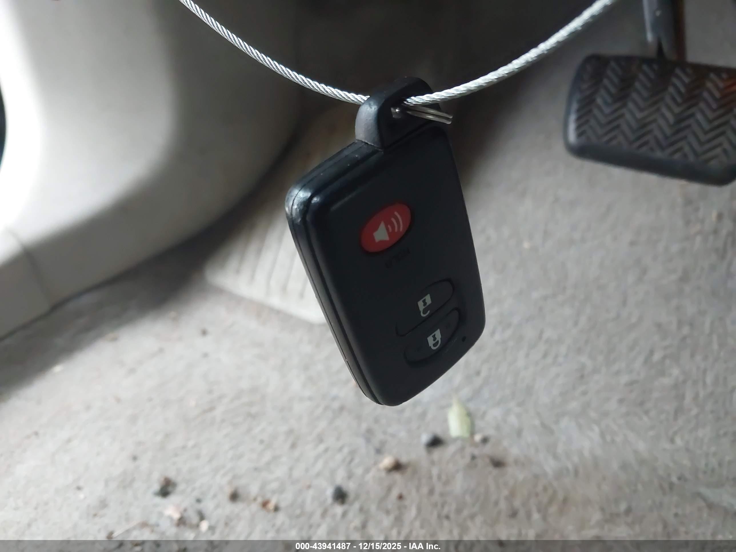 TOYOTA PRIUS image 11