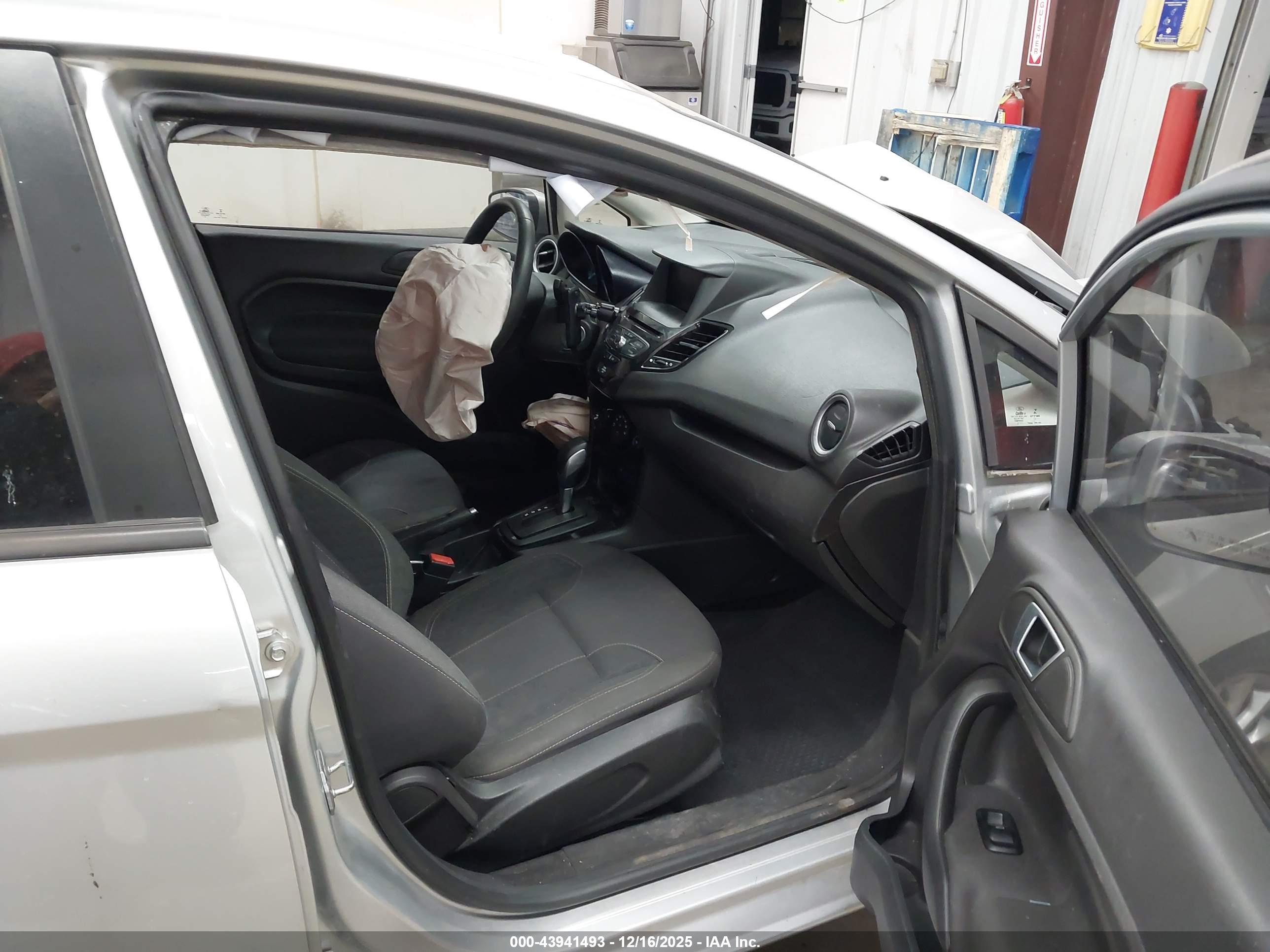 FORD FIESTA image 5
