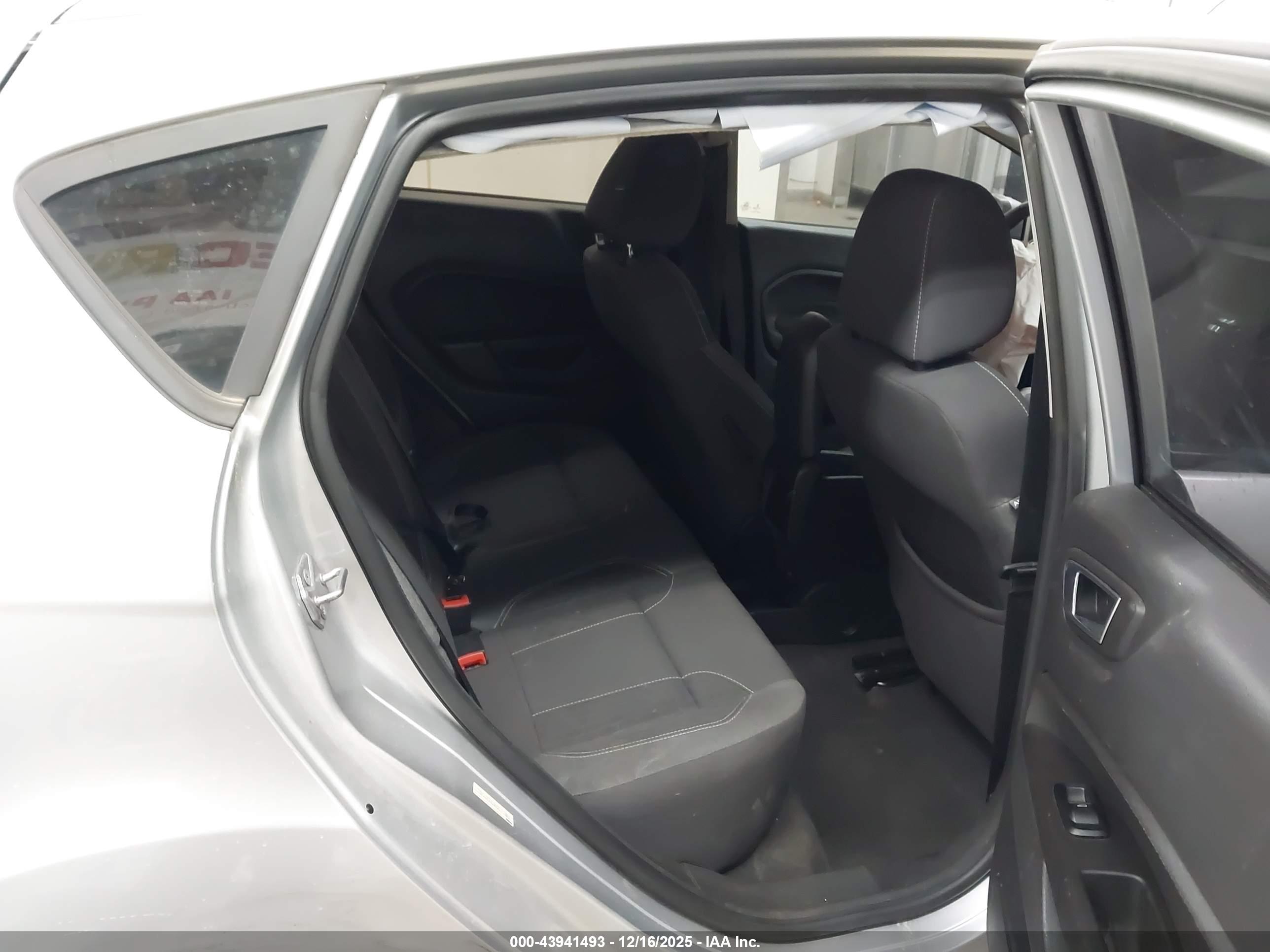 FORD FIESTA image 8