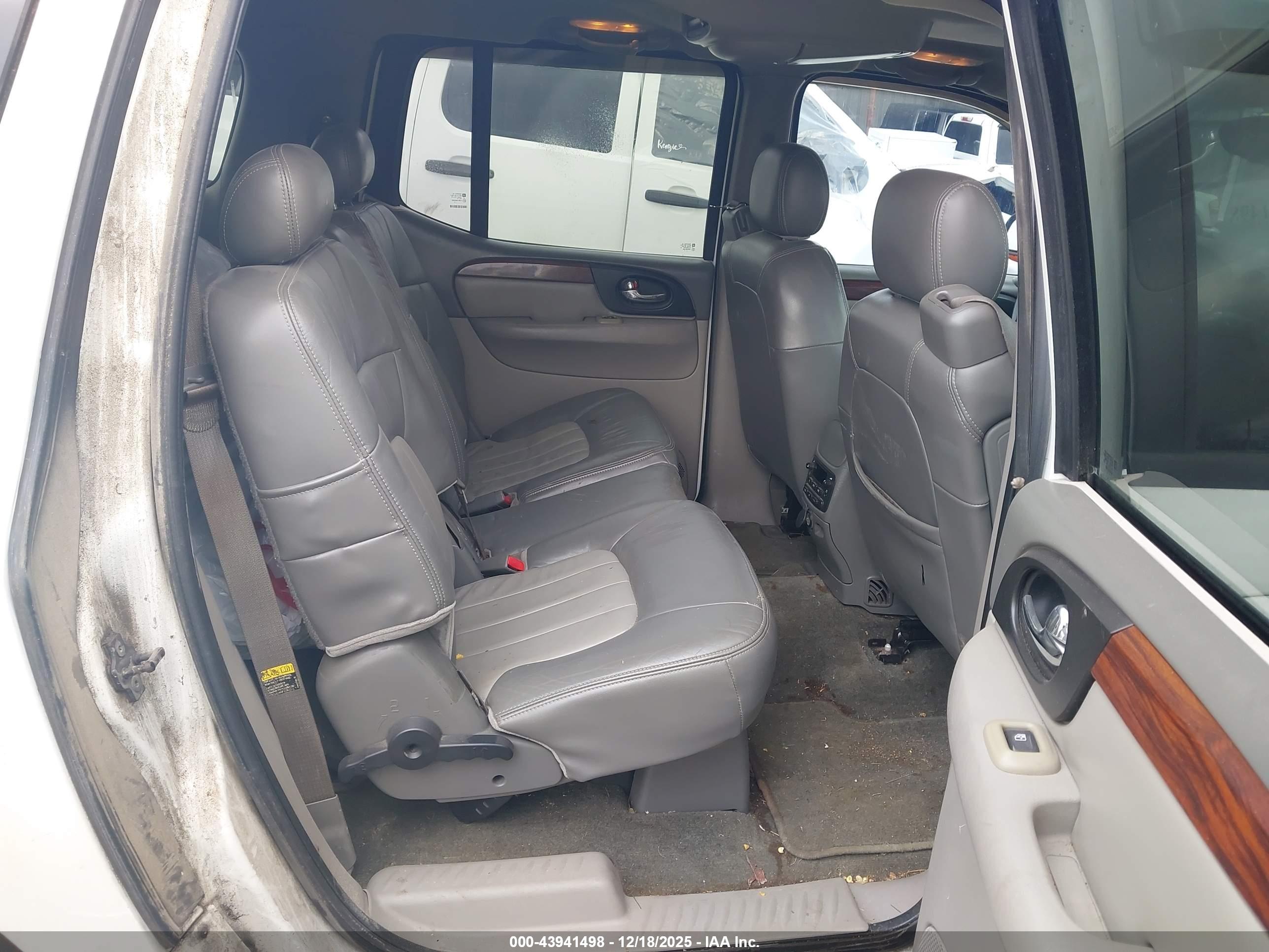 GMC ENVOY image 8