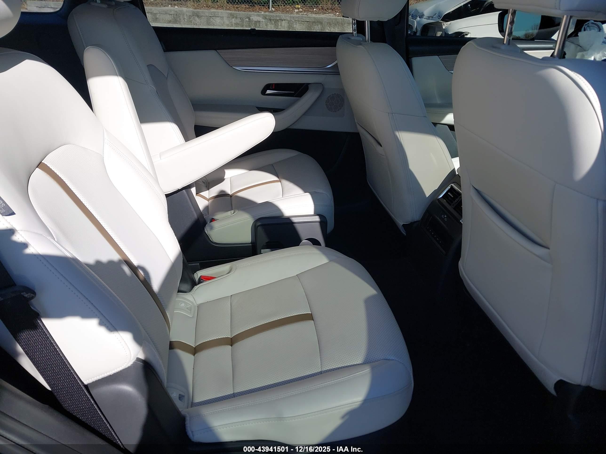 MAZDA CX-90 image 8