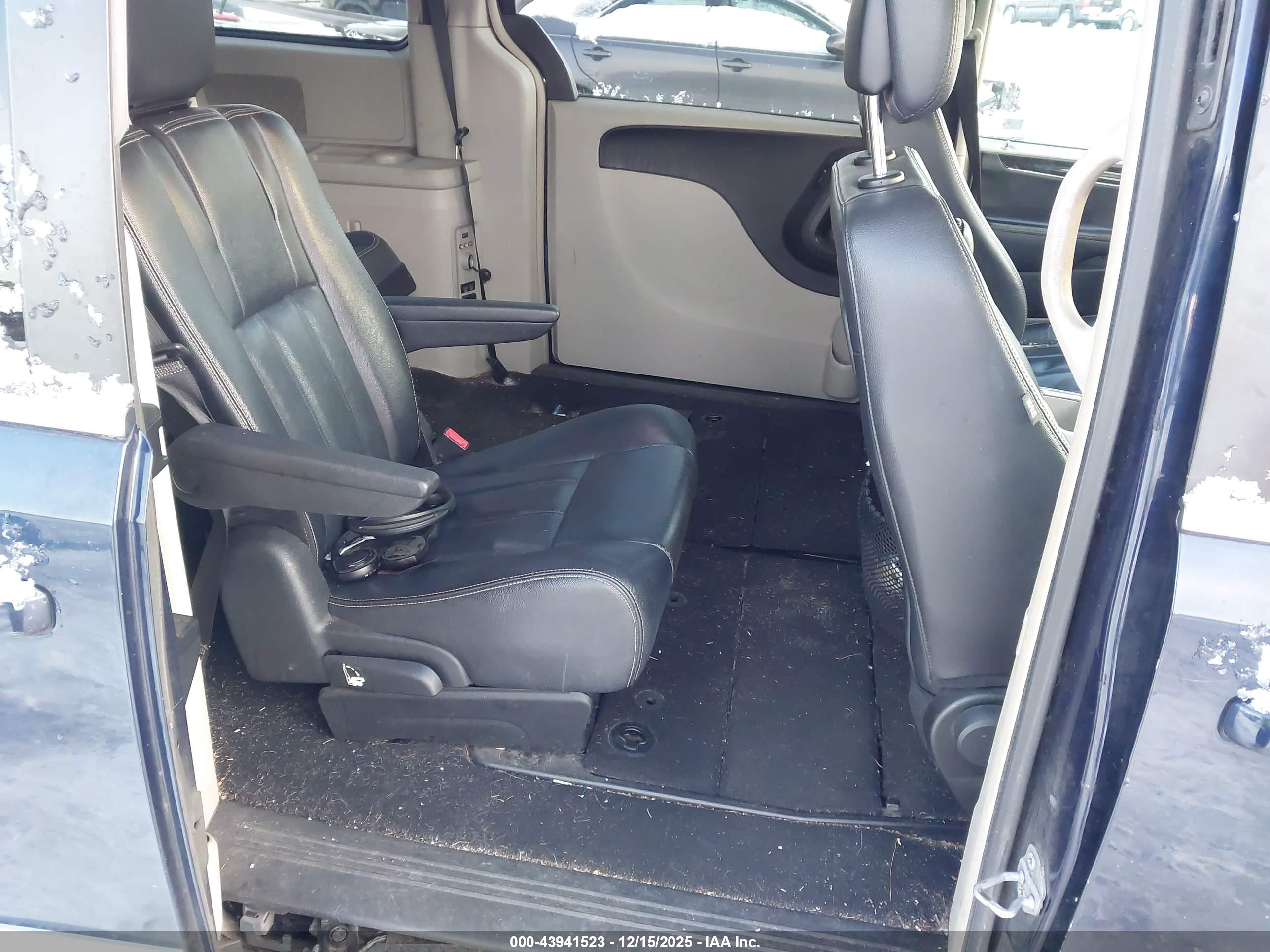 CHRYSLER TOWN image 8